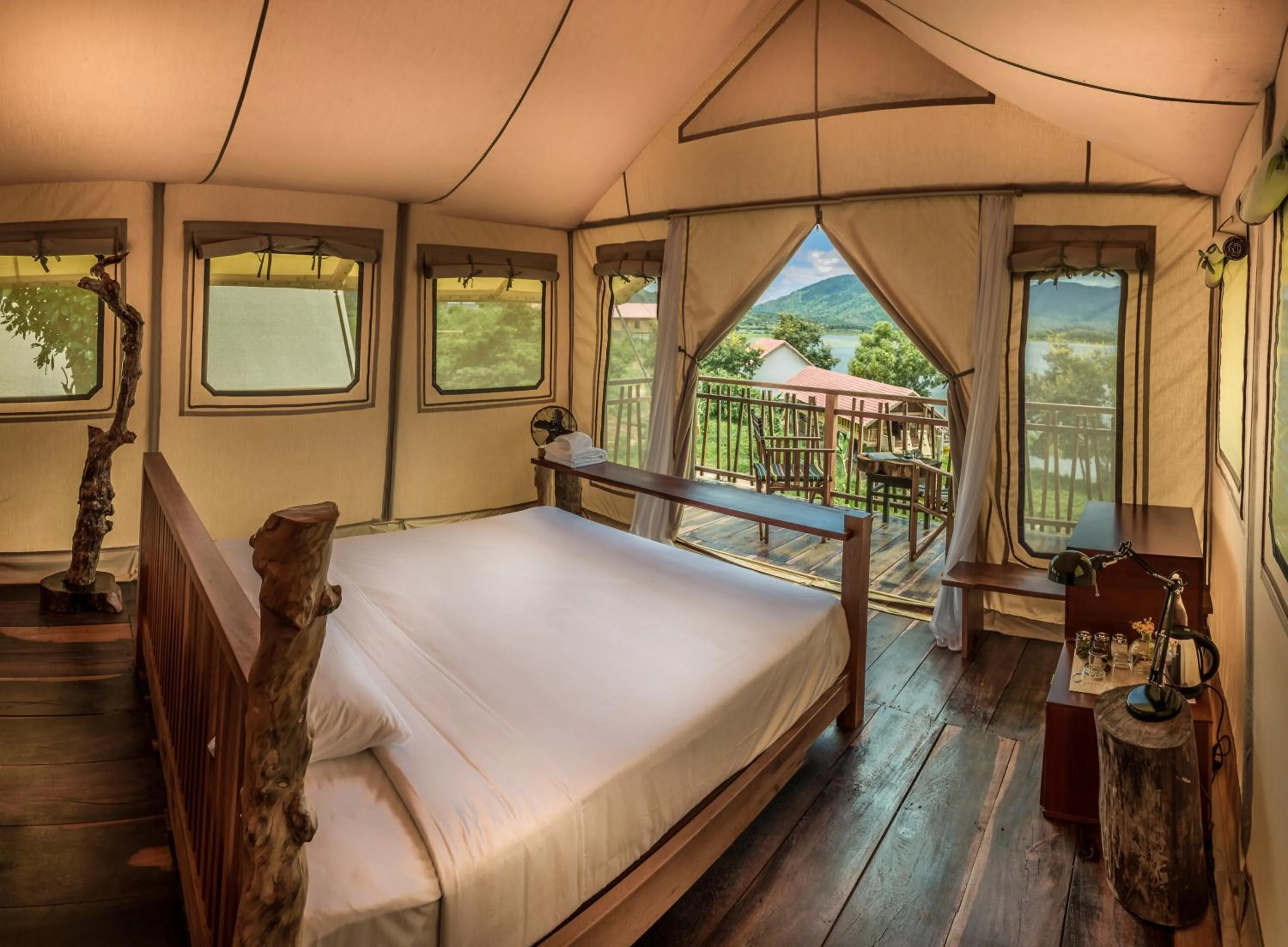 Bedroom, Bed in Lak Tented Camp