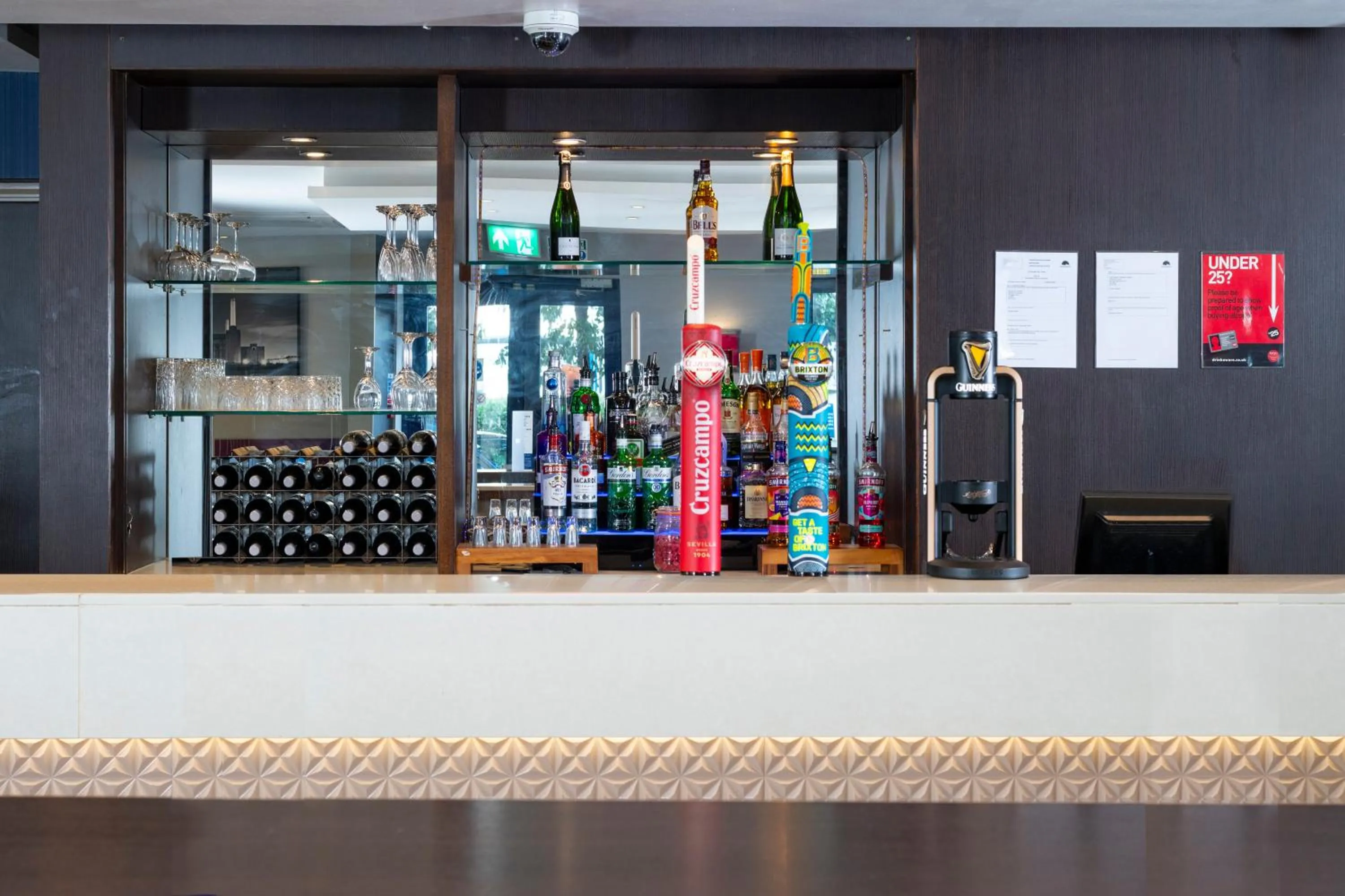 Lounge or bar in Holiday Inn Express London - Wandsworth by IHG