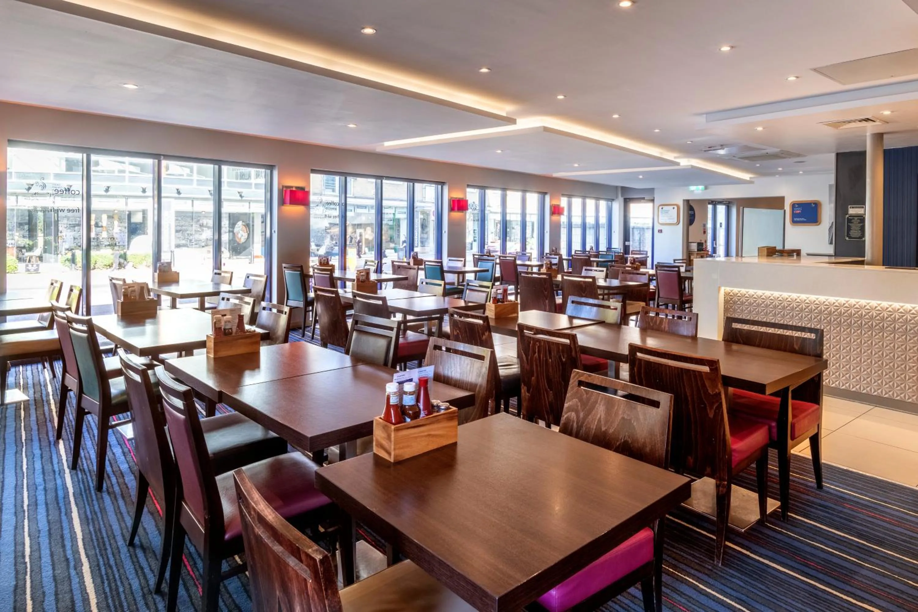 Dining area in Holiday Inn Express London - Wandsworth by IHG