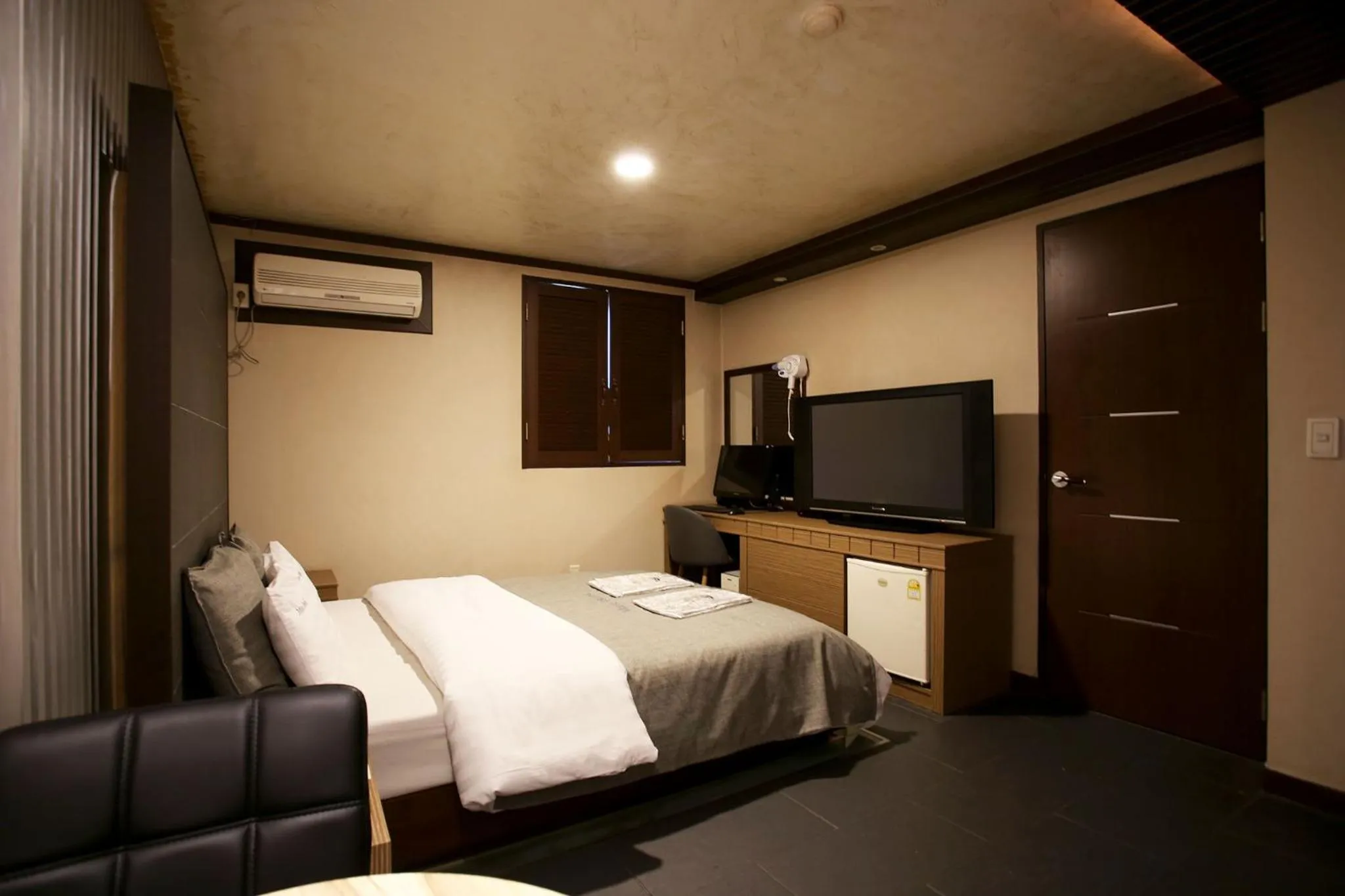 TV/Entertainment Center in Mate Hotel