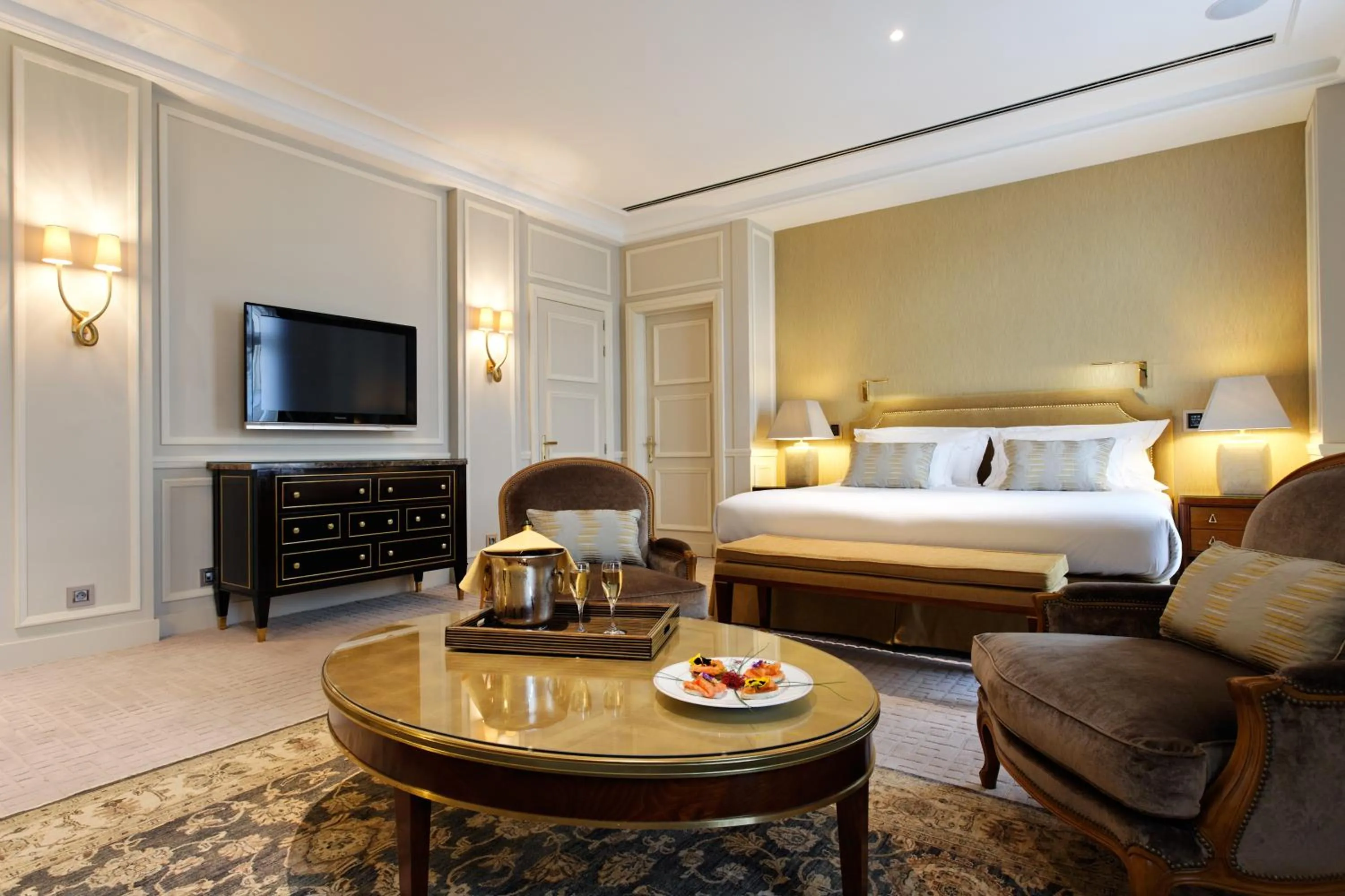 Bedroom, Bed in Hotel Le Plaza Brussels