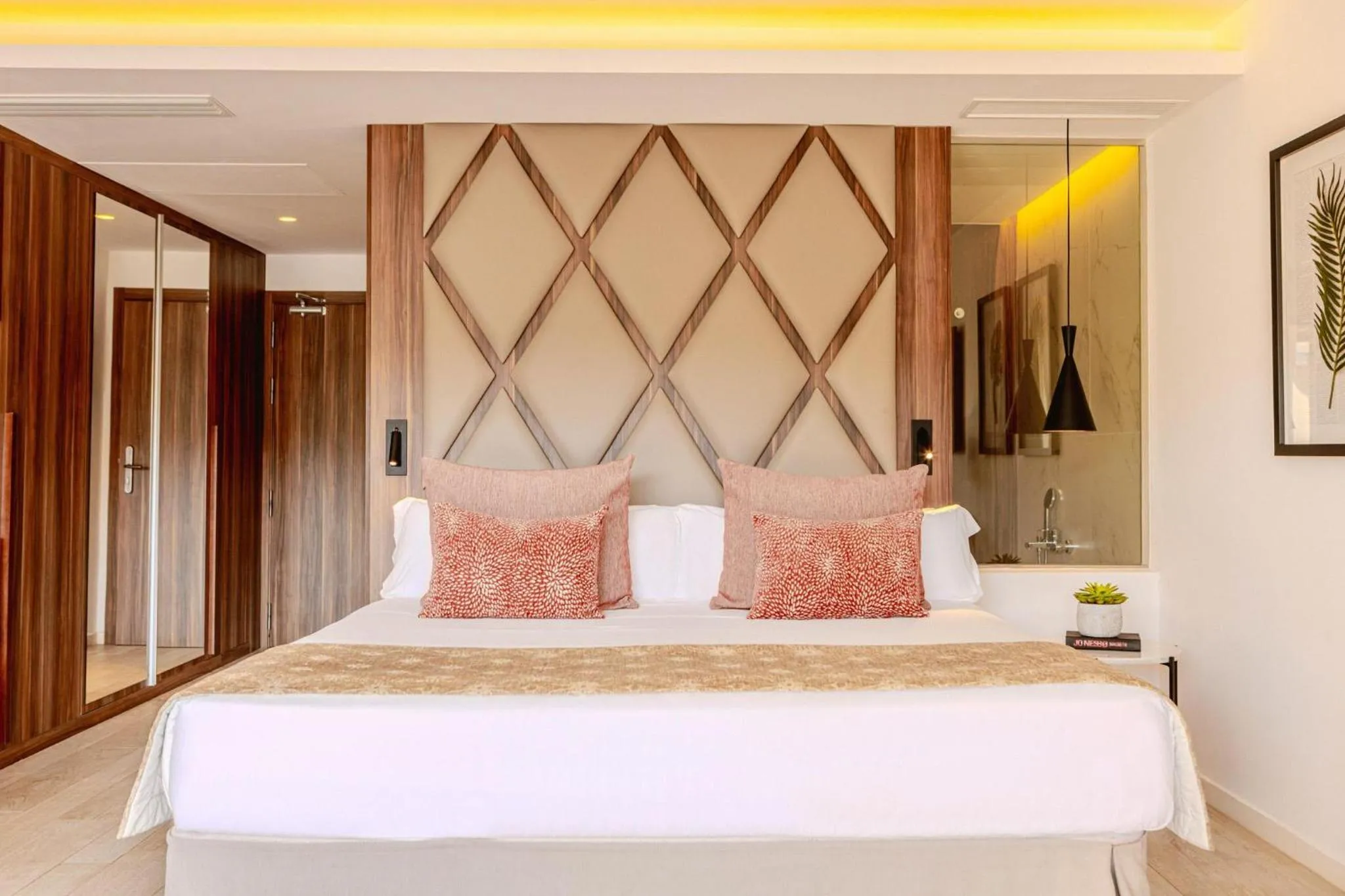 Photo of the whole room, Bed in Zafiro Palace Palmanova