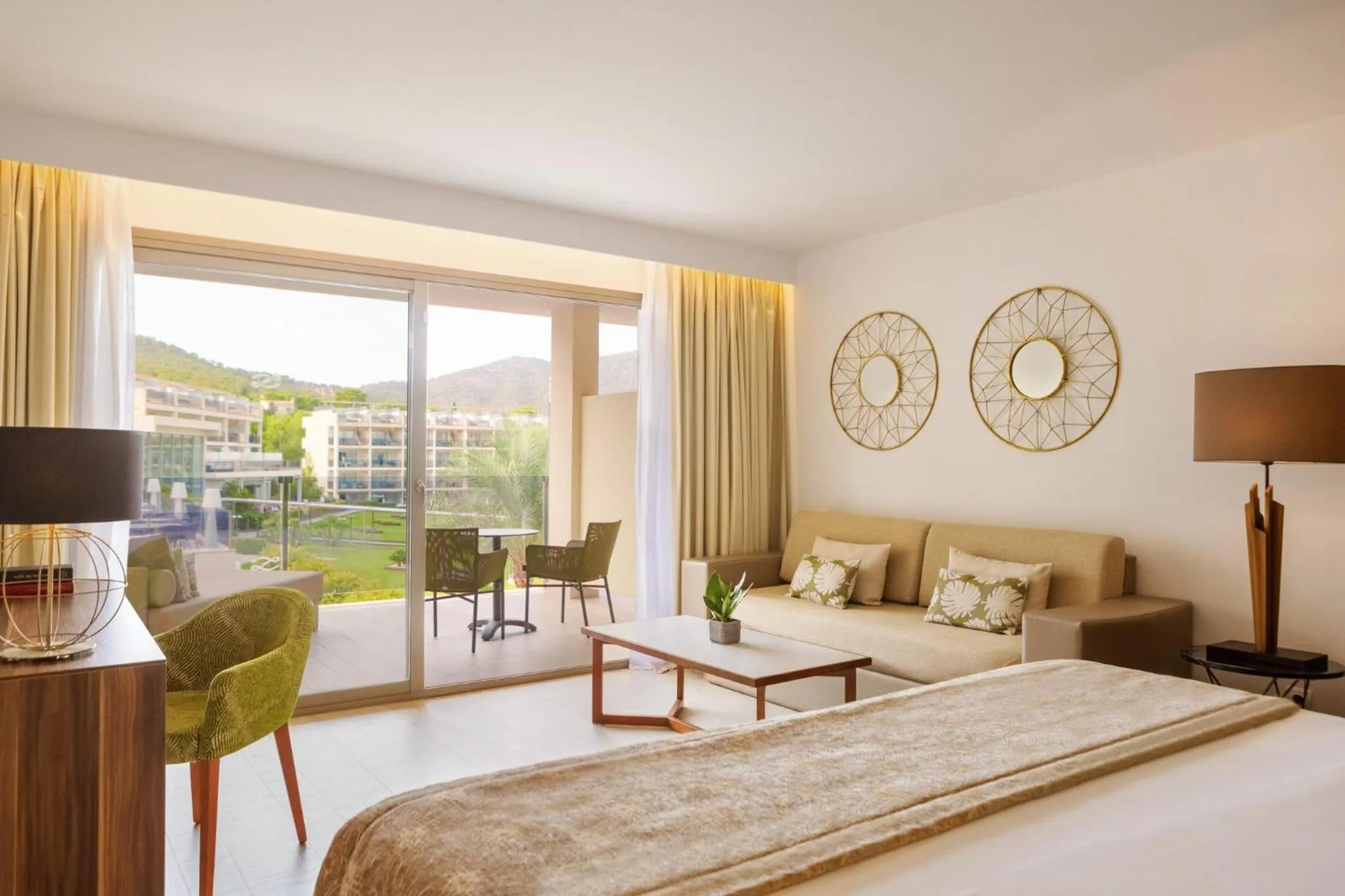 Photo of the whole room, Bed in Zafiro Palace Palmanova