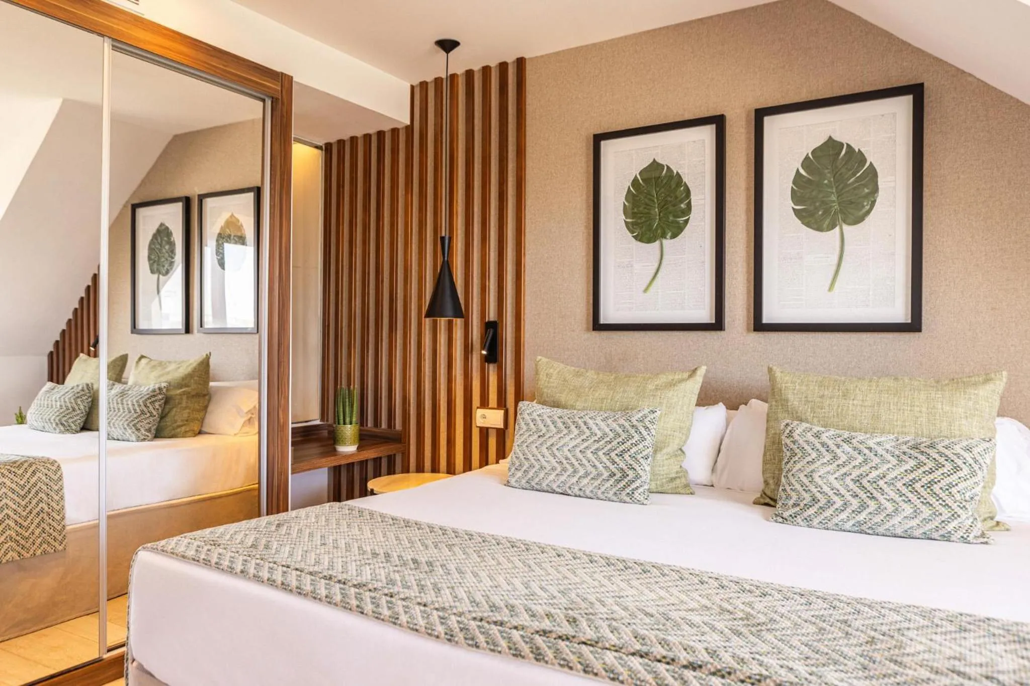 Photo of the whole room, Bed in Zafiro Palace Palmanova