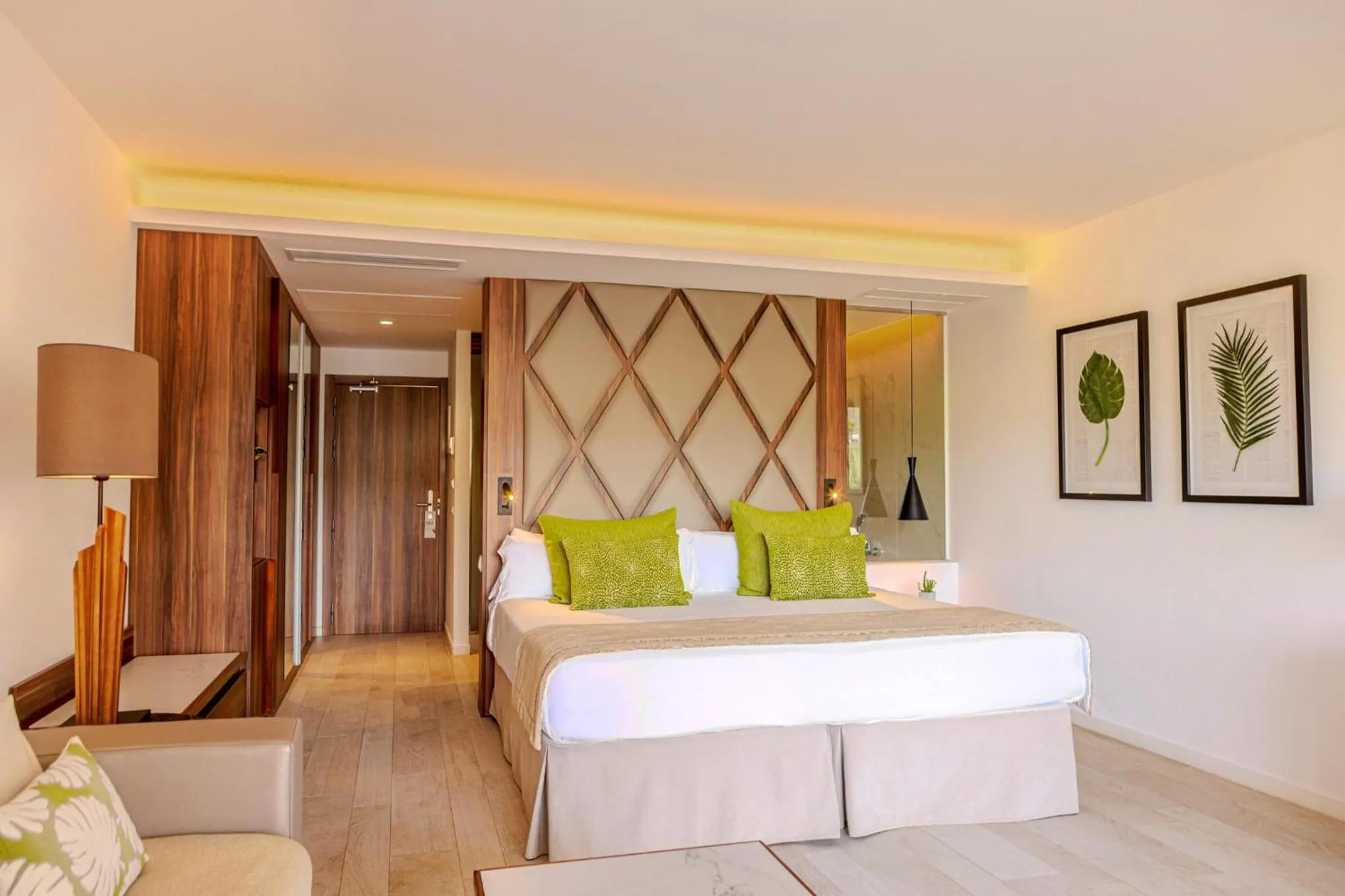 Photo of the whole room, Bed in Zafiro Palace Palmanova