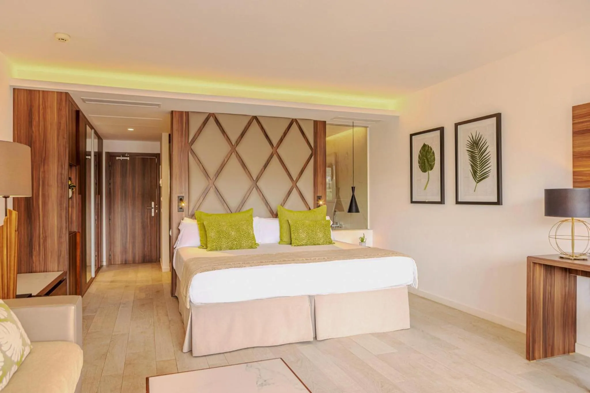 Photo of the whole room, Bed in Zafiro Palace Palmanova