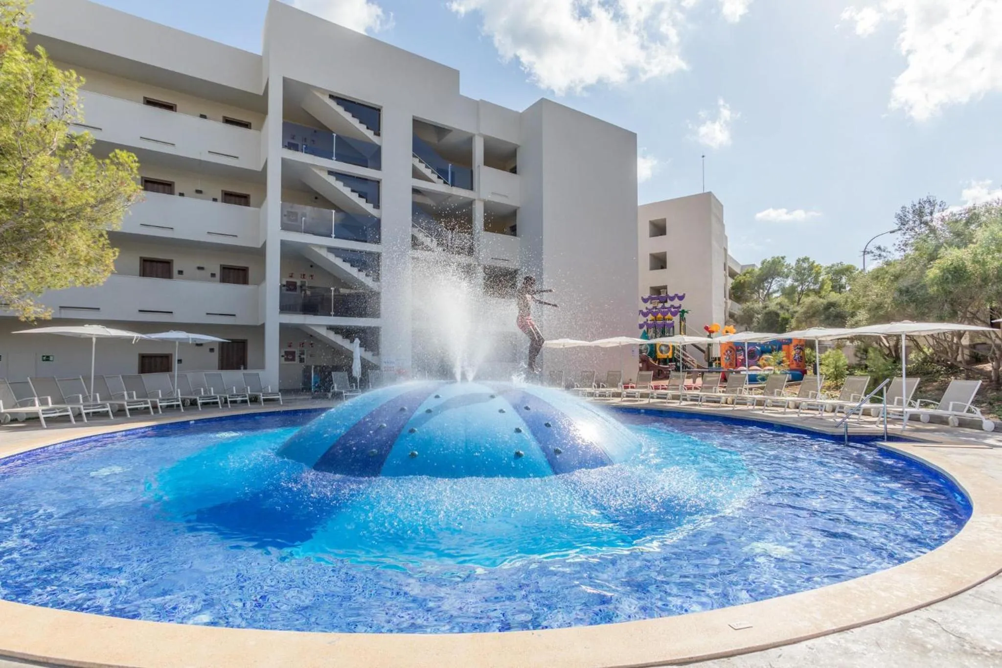 Swimming pool in Zafiro Palace Palmanova