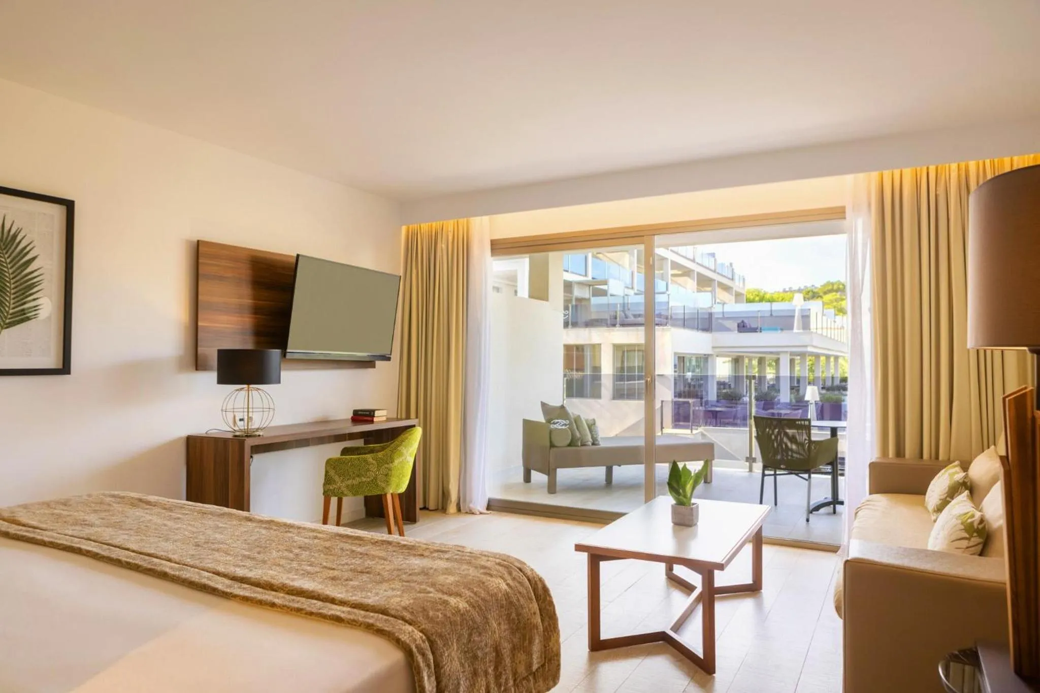 Photo of the whole room, Bed in Zafiro Palace Palmanova