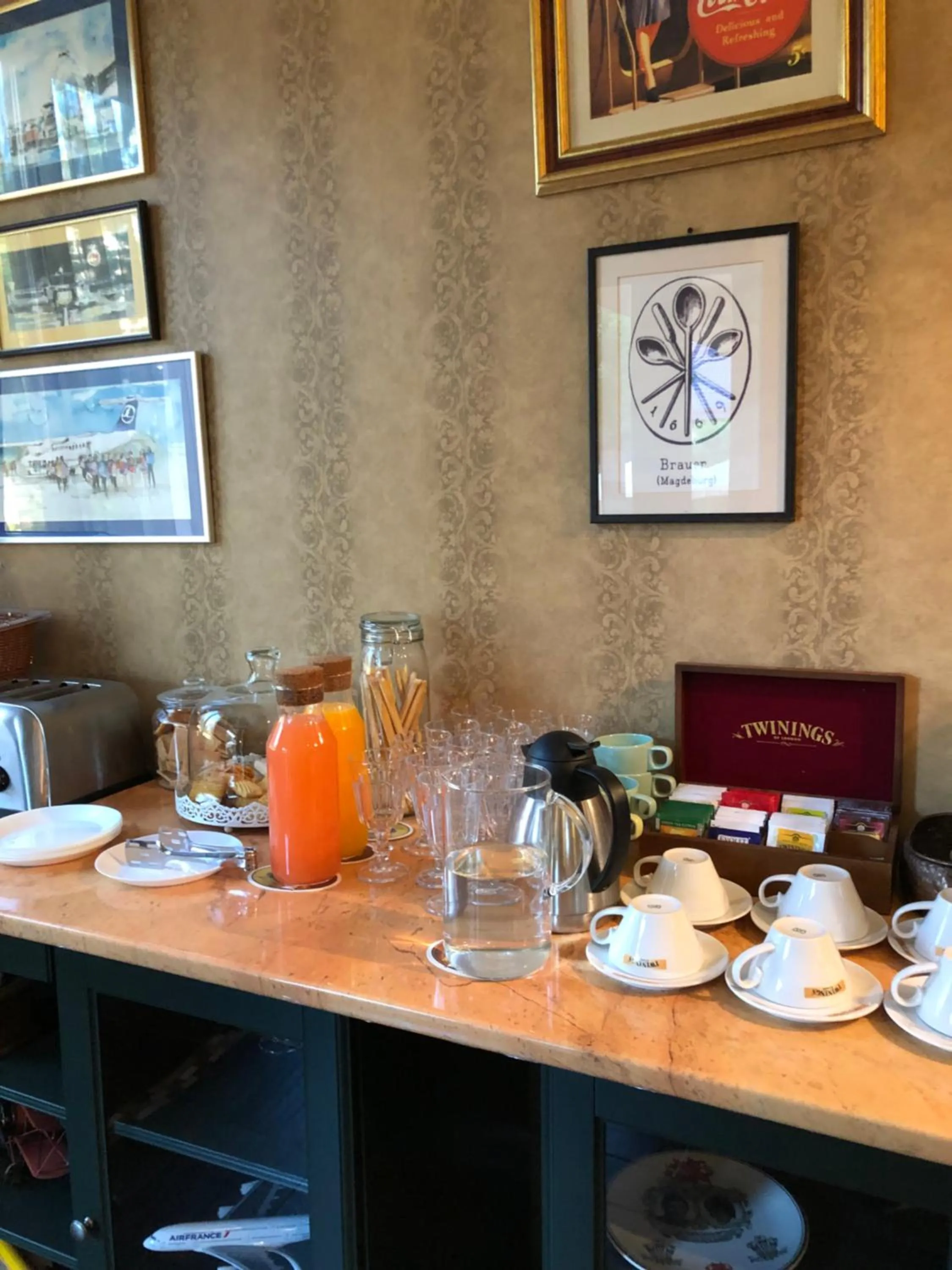 Food and drinks in Hotel Aviator Boutique