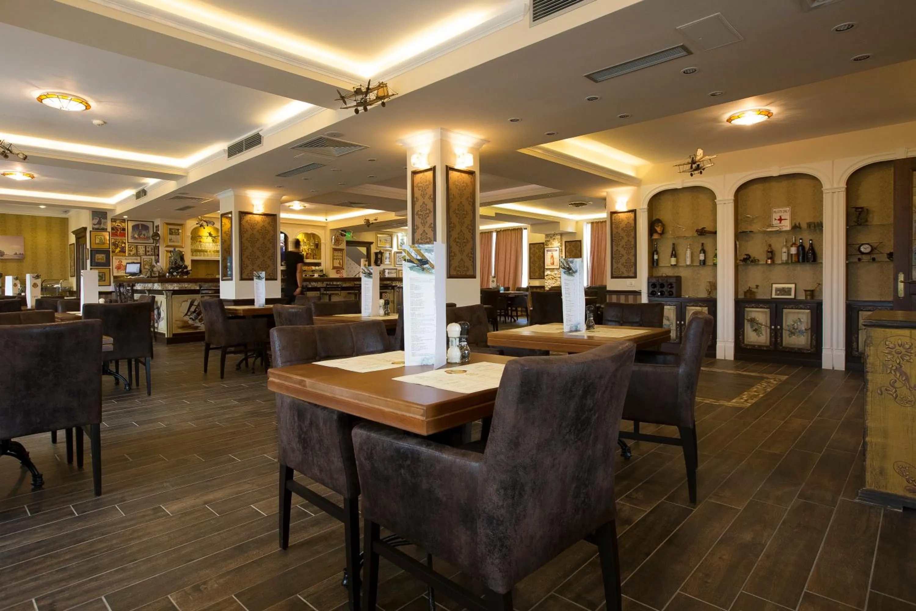 Restaurant/places to eat in Hotel Aviator Boutique