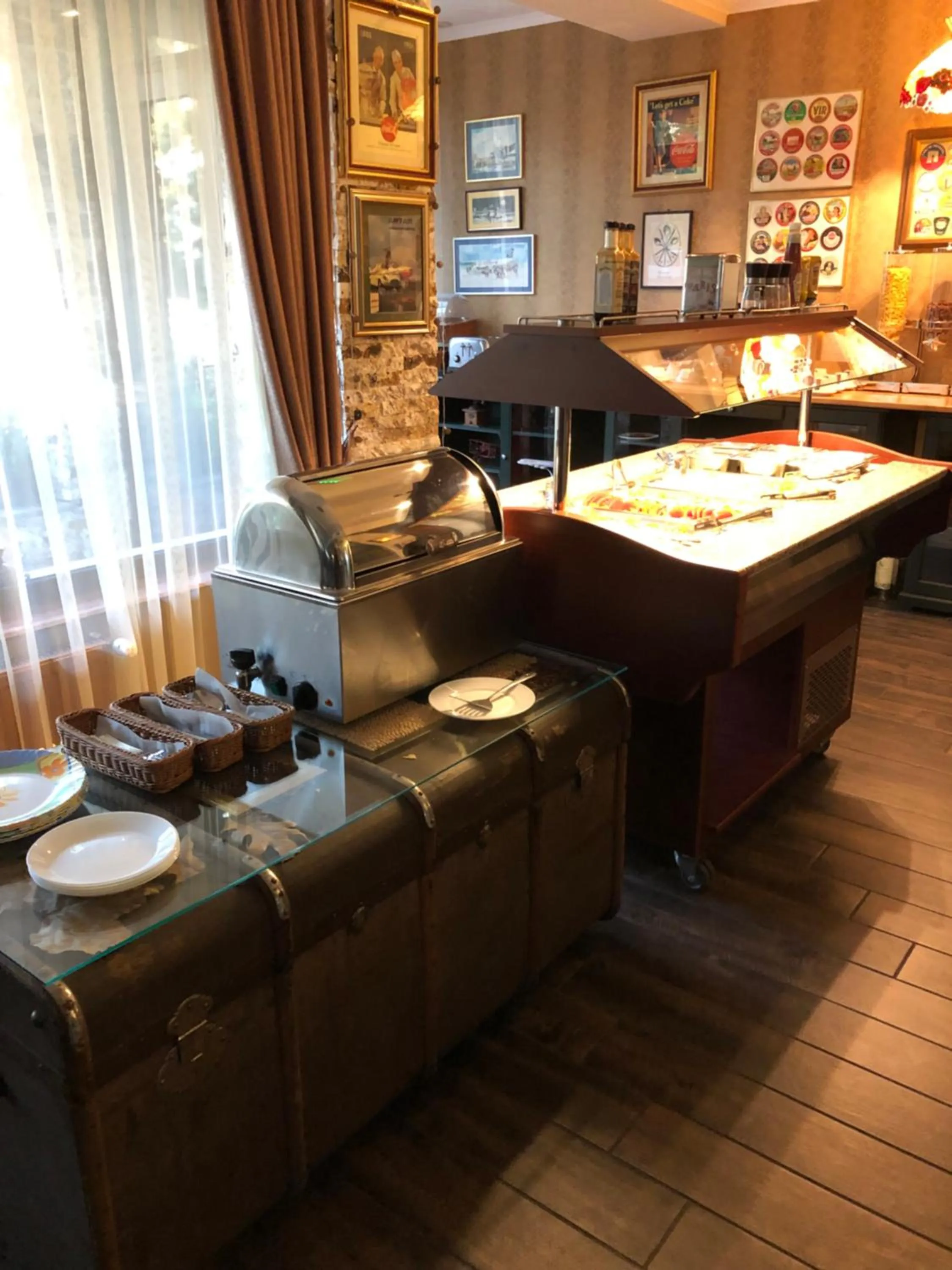 Restaurant/places to eat in Hotel Aviator Boutique