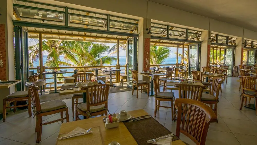 Restaurant/places to eat in Le Peninsula Bay Beach Resort & Spa