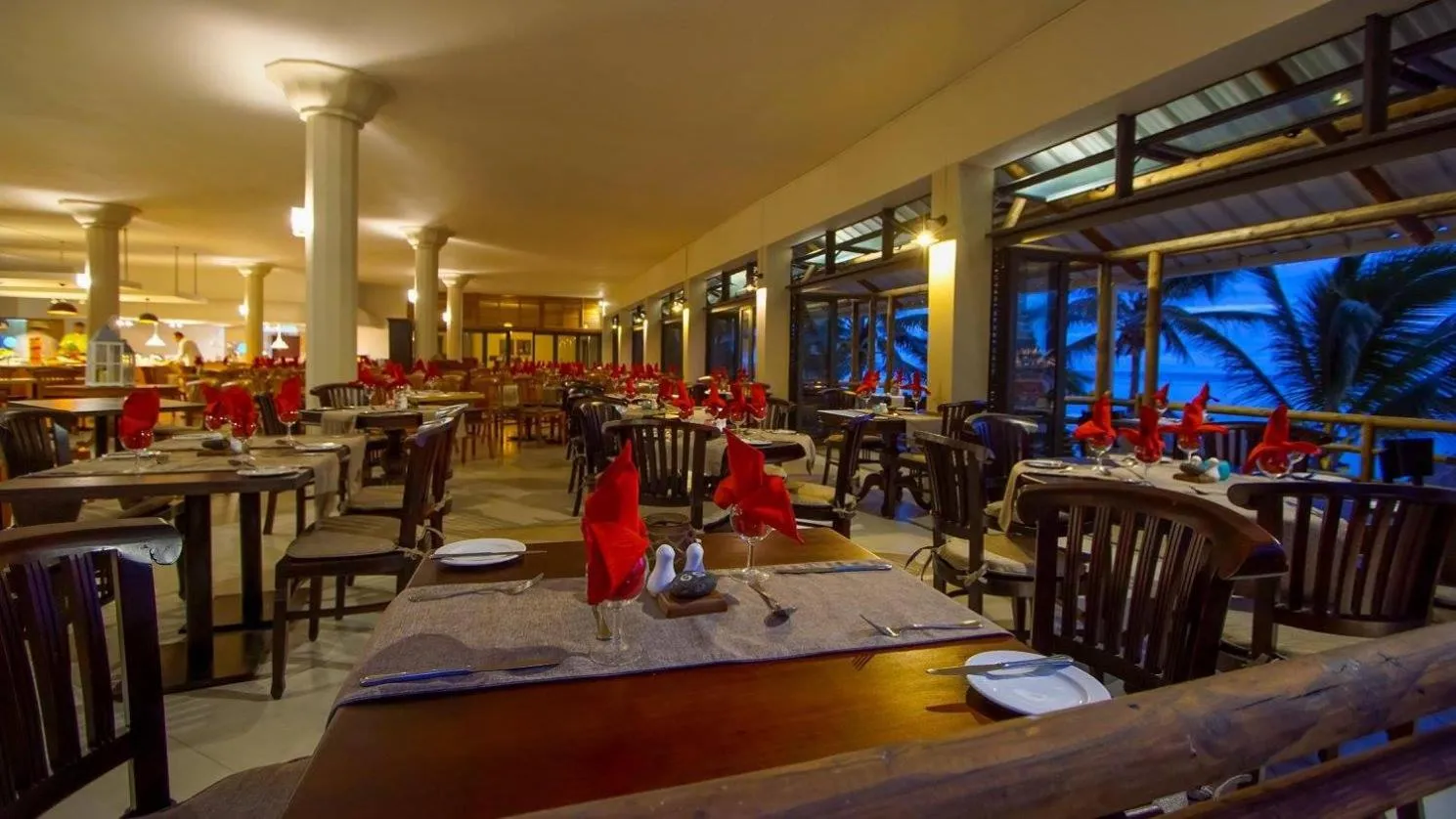 Dining area in Le Peninsula Bay Beach Resort & Spa