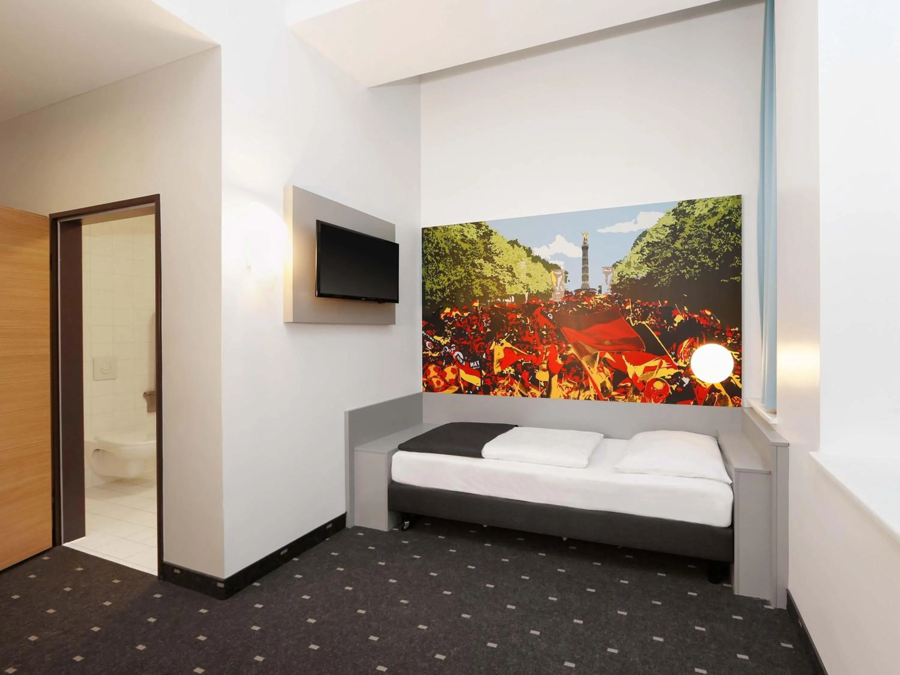 Photo of the whole room, Bed in B&B Hotel Berlin-Tiergarten