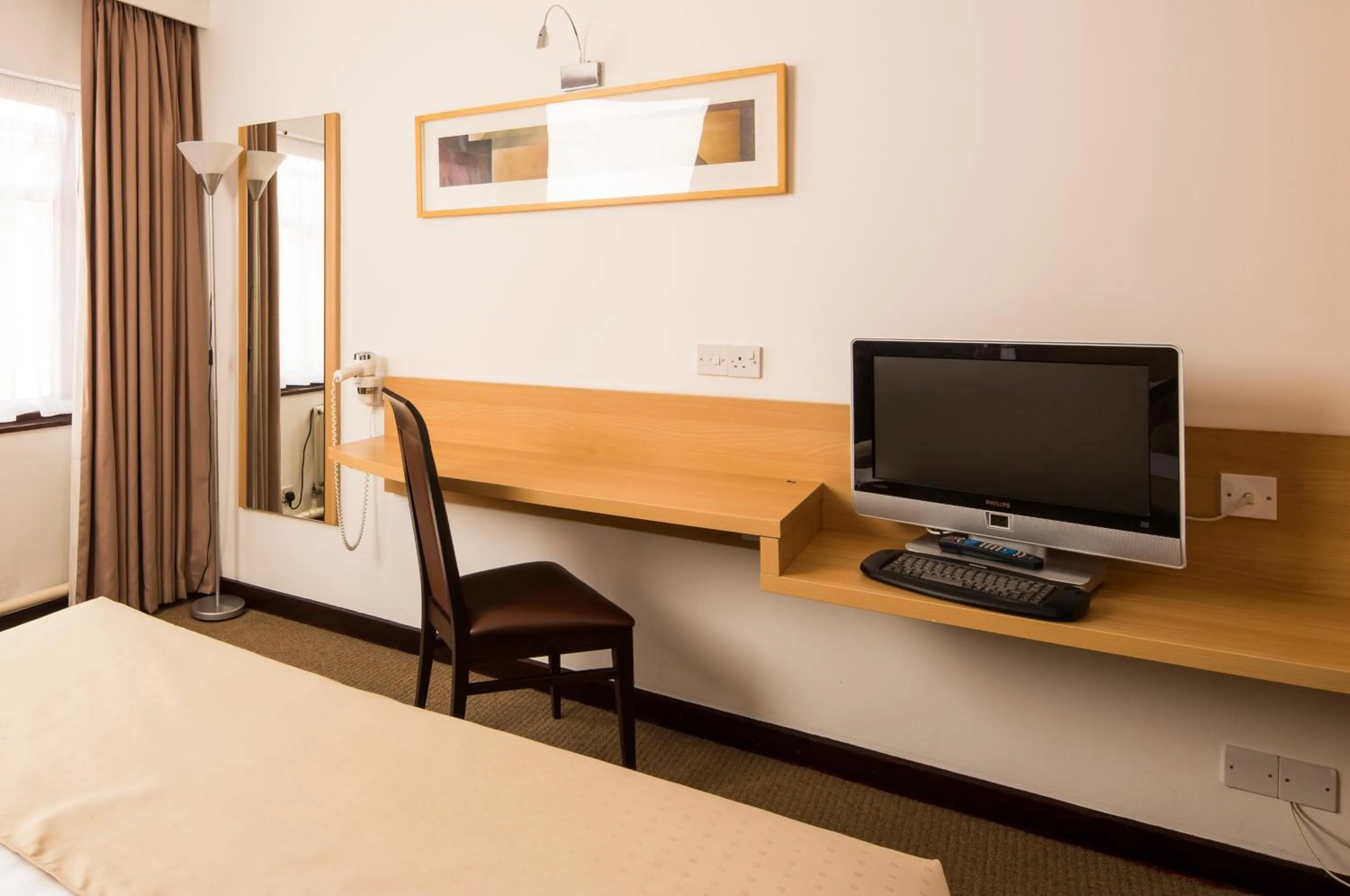 Seating area, TV/Entertainment Center in Mercure Wetherby Hotel