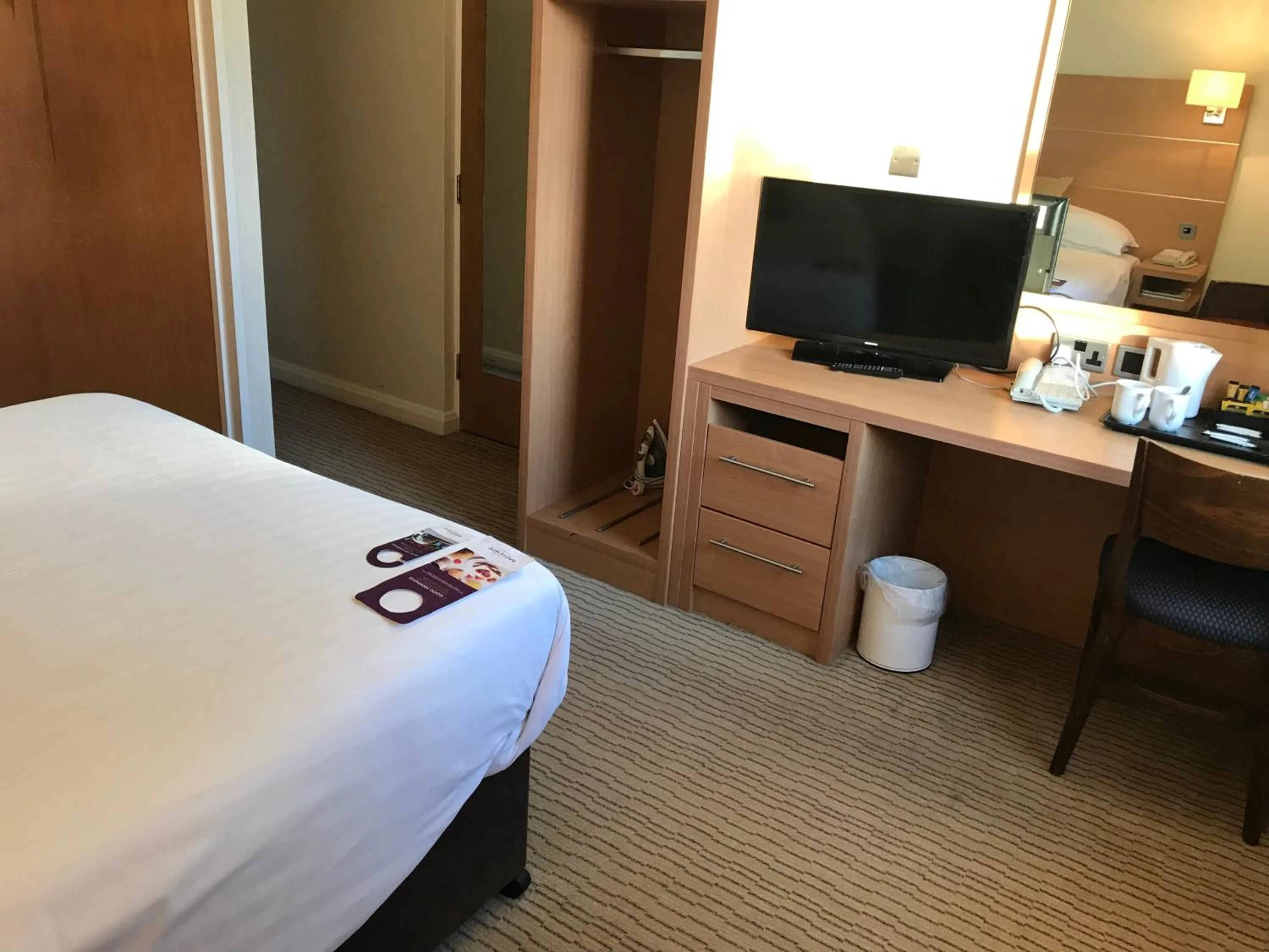 Bed, TV/Entertainment Center in Mercure Wetherby Hotel