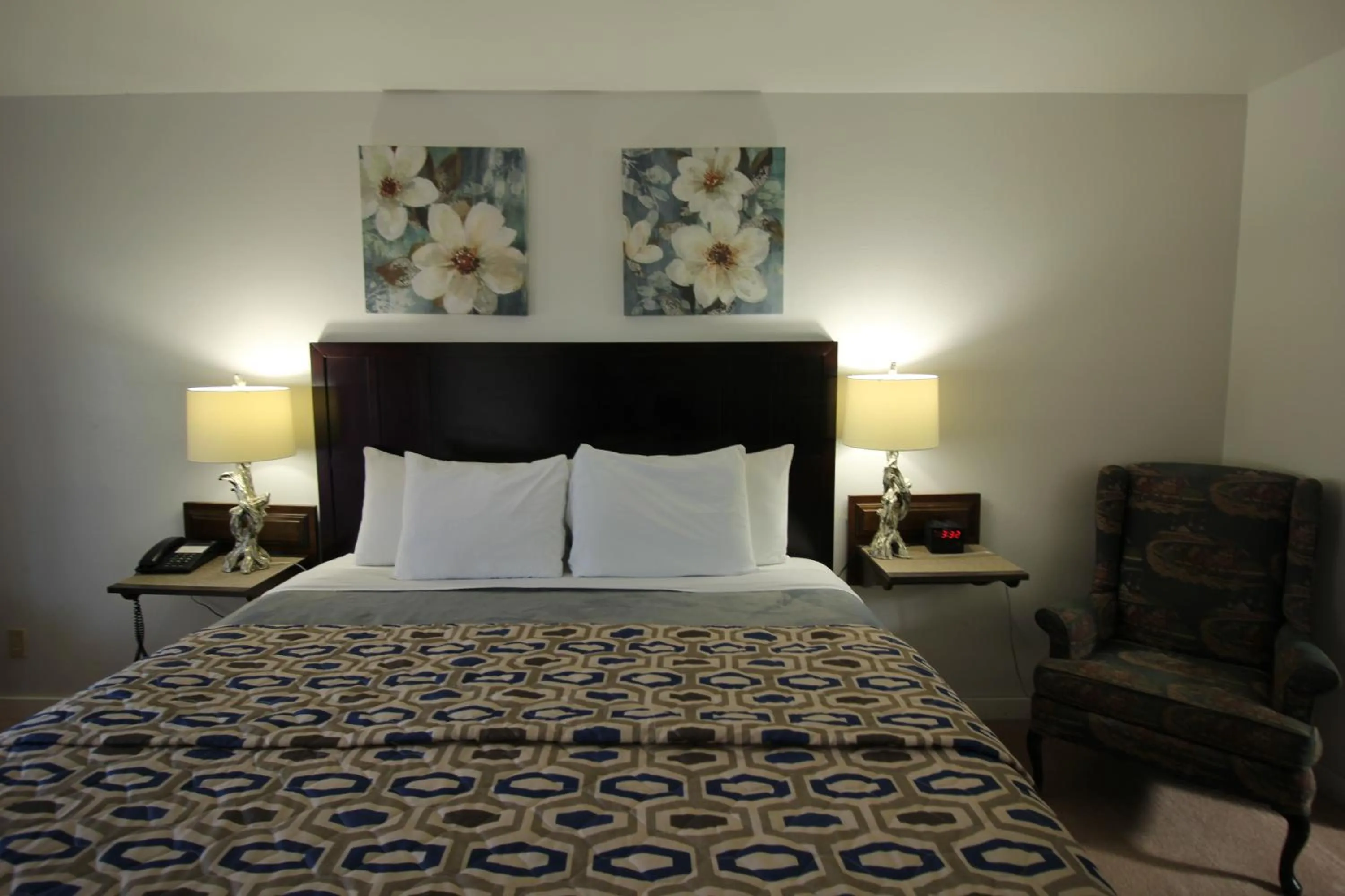 Bed in Mariners Cove Inn