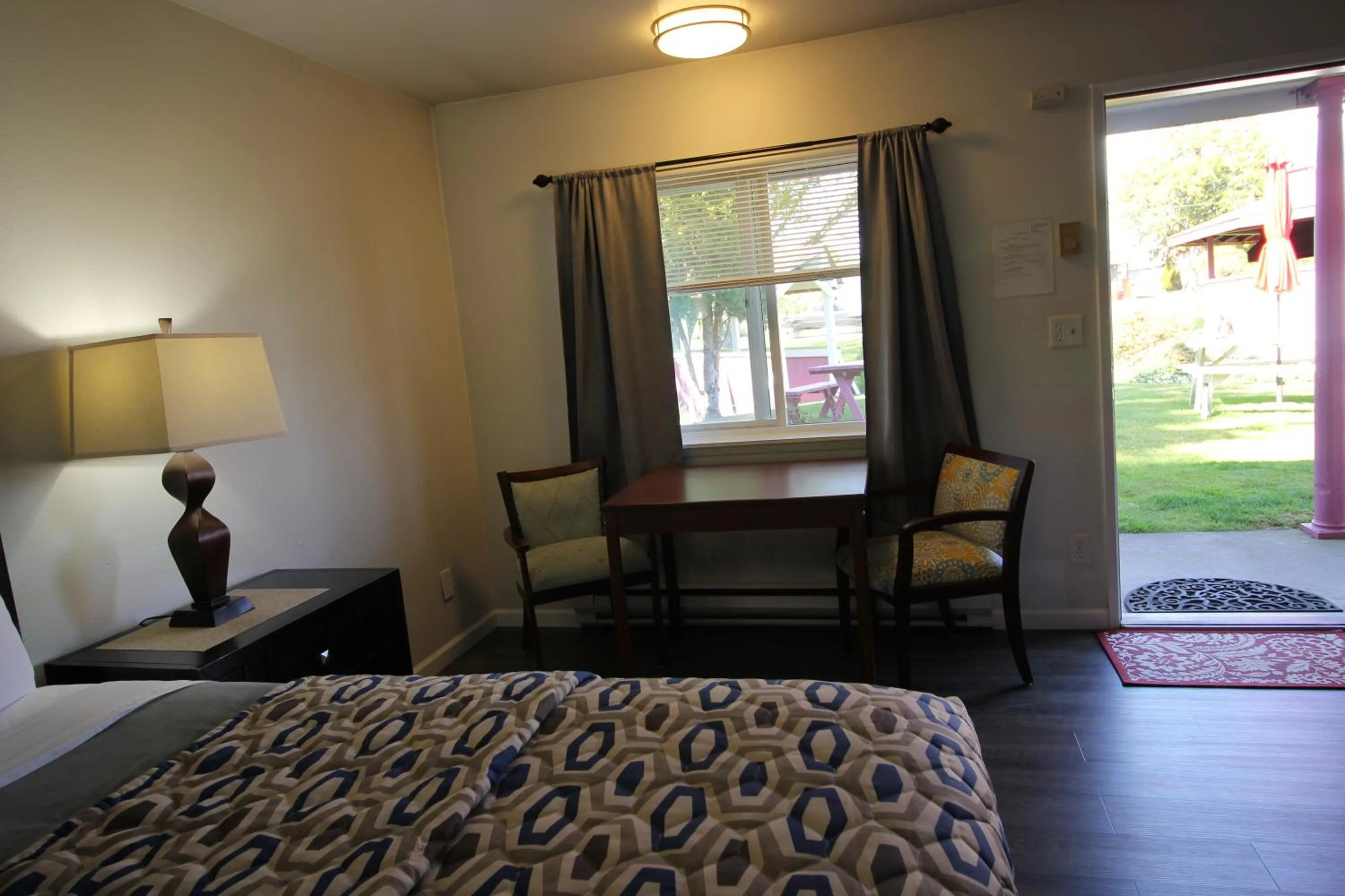 Bed in Mariners Cove Inn