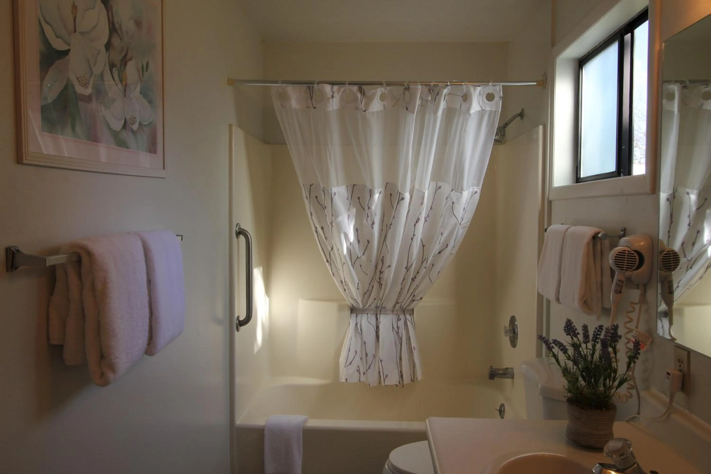 Bathroom in Mariners Cove Inn