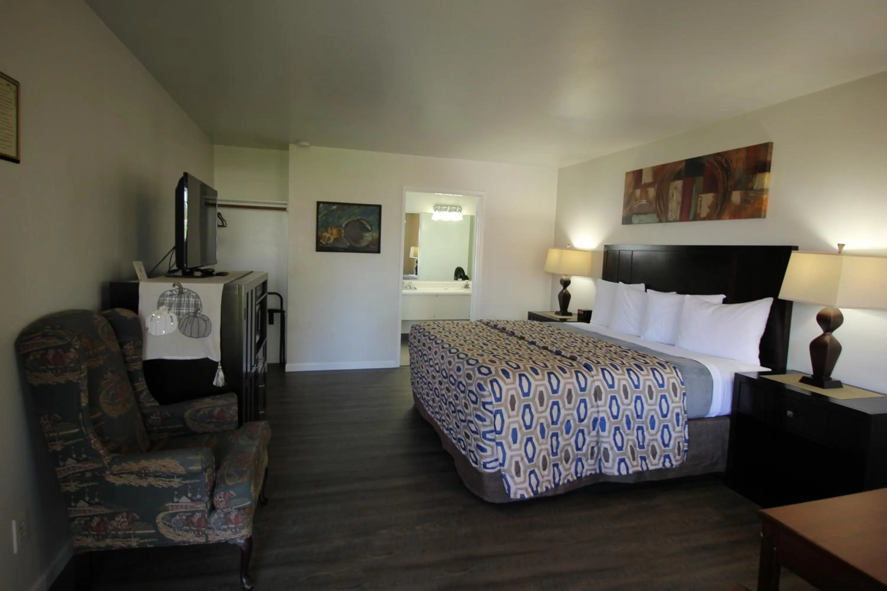 Bed in Mariners Cove Inn