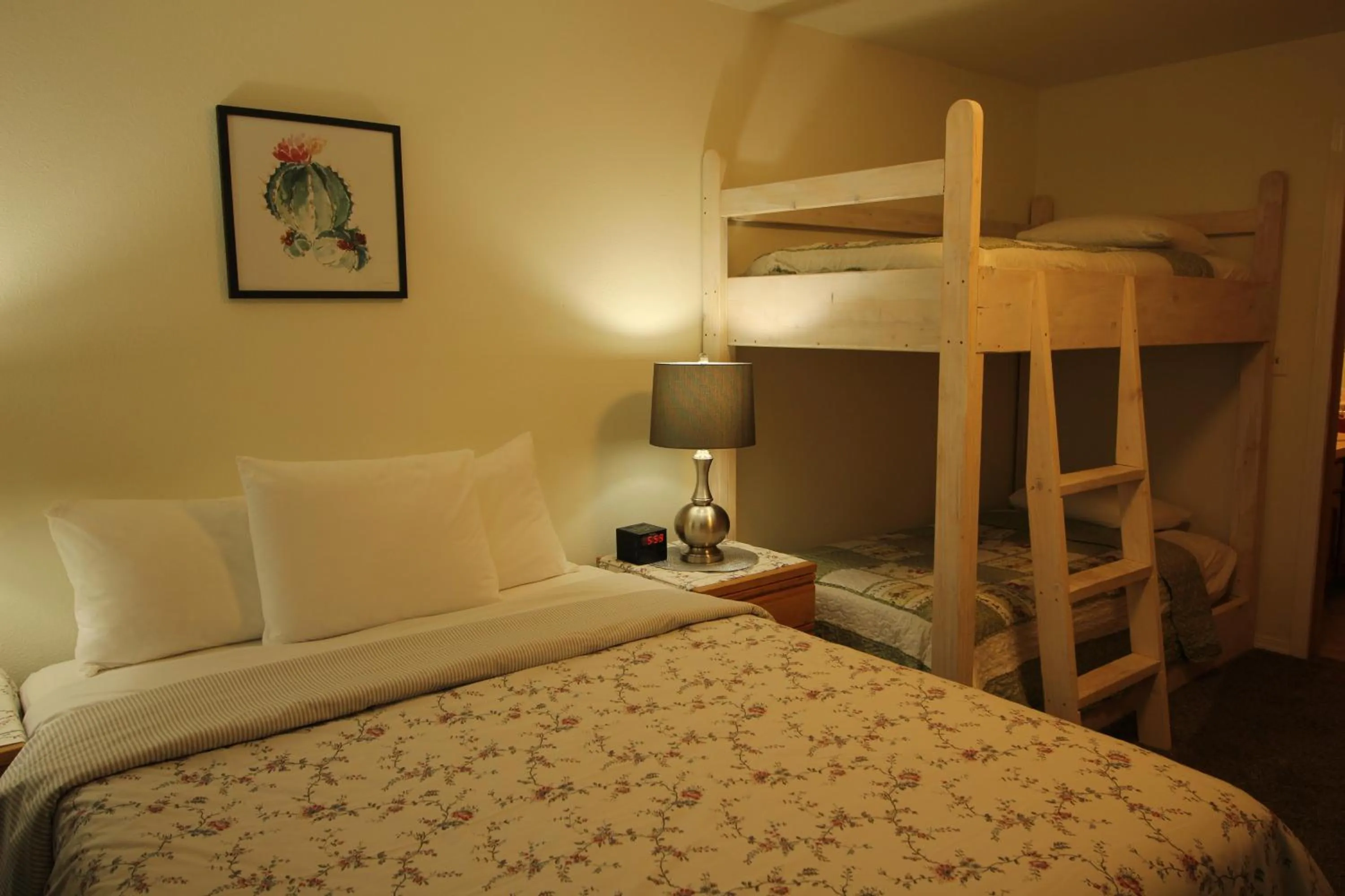 bunk bed, Bed in Mariners Cove Inn