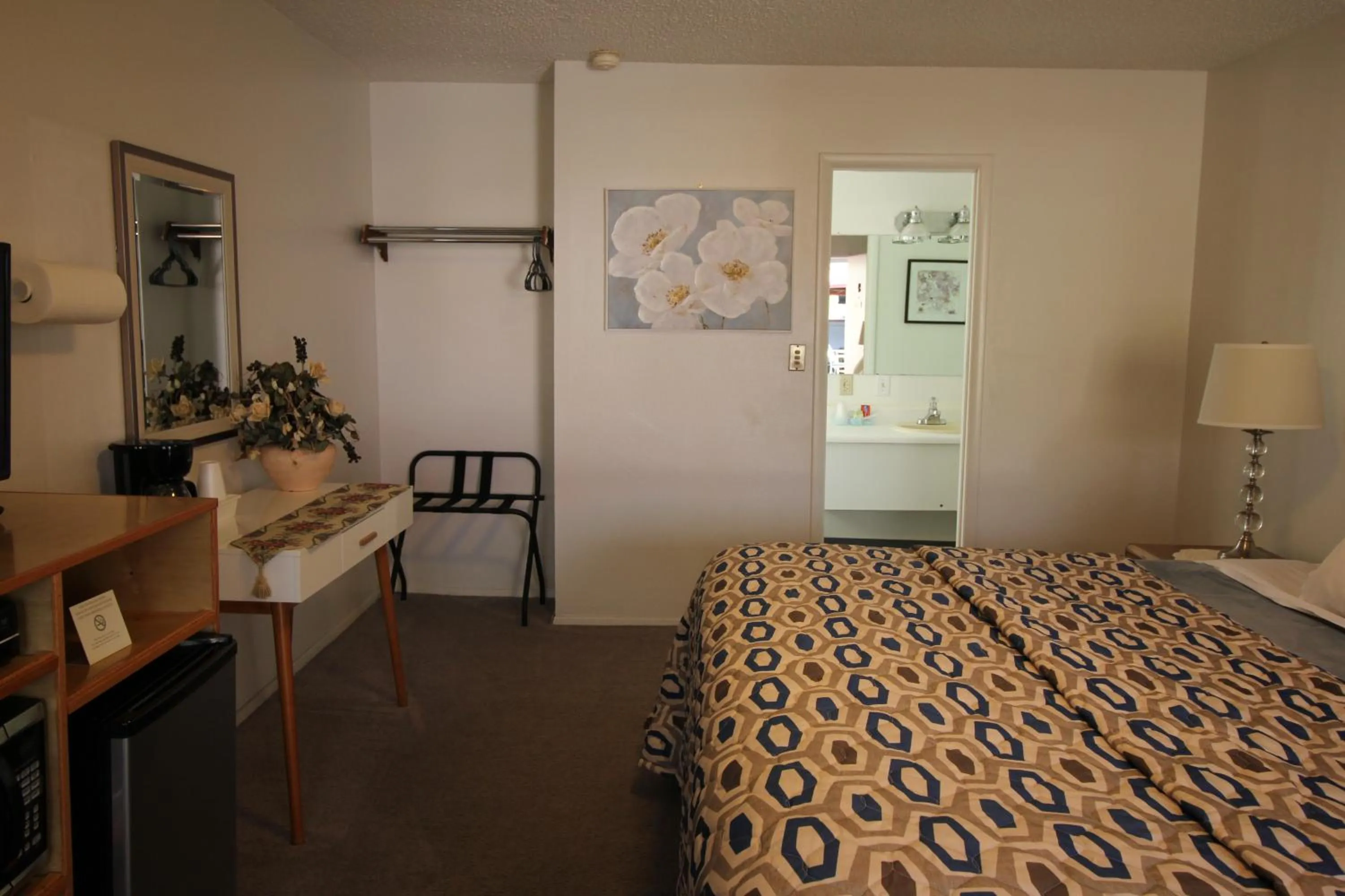 Bed in Mariners Cove Inn