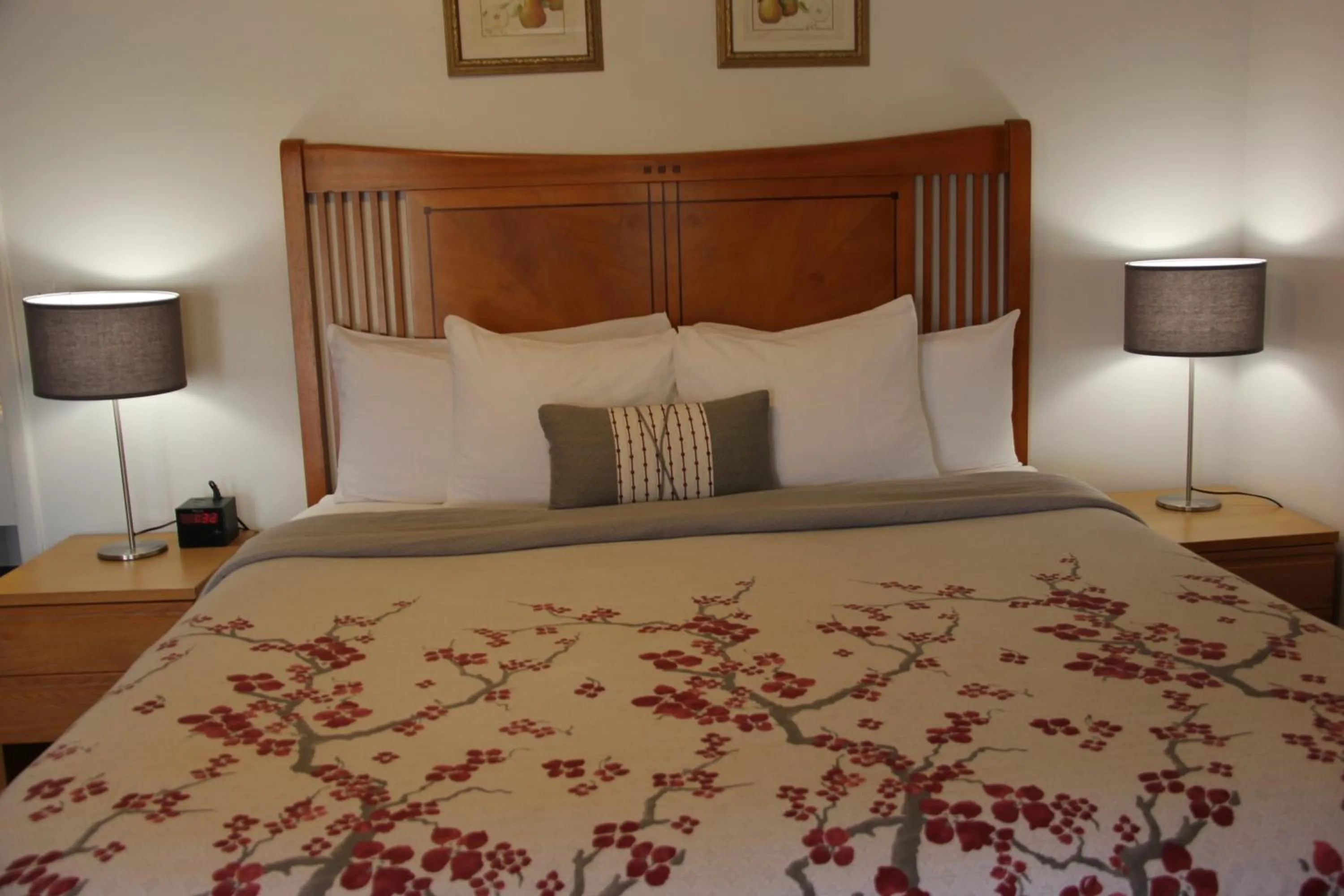 Bed in Mariners Cove Inn