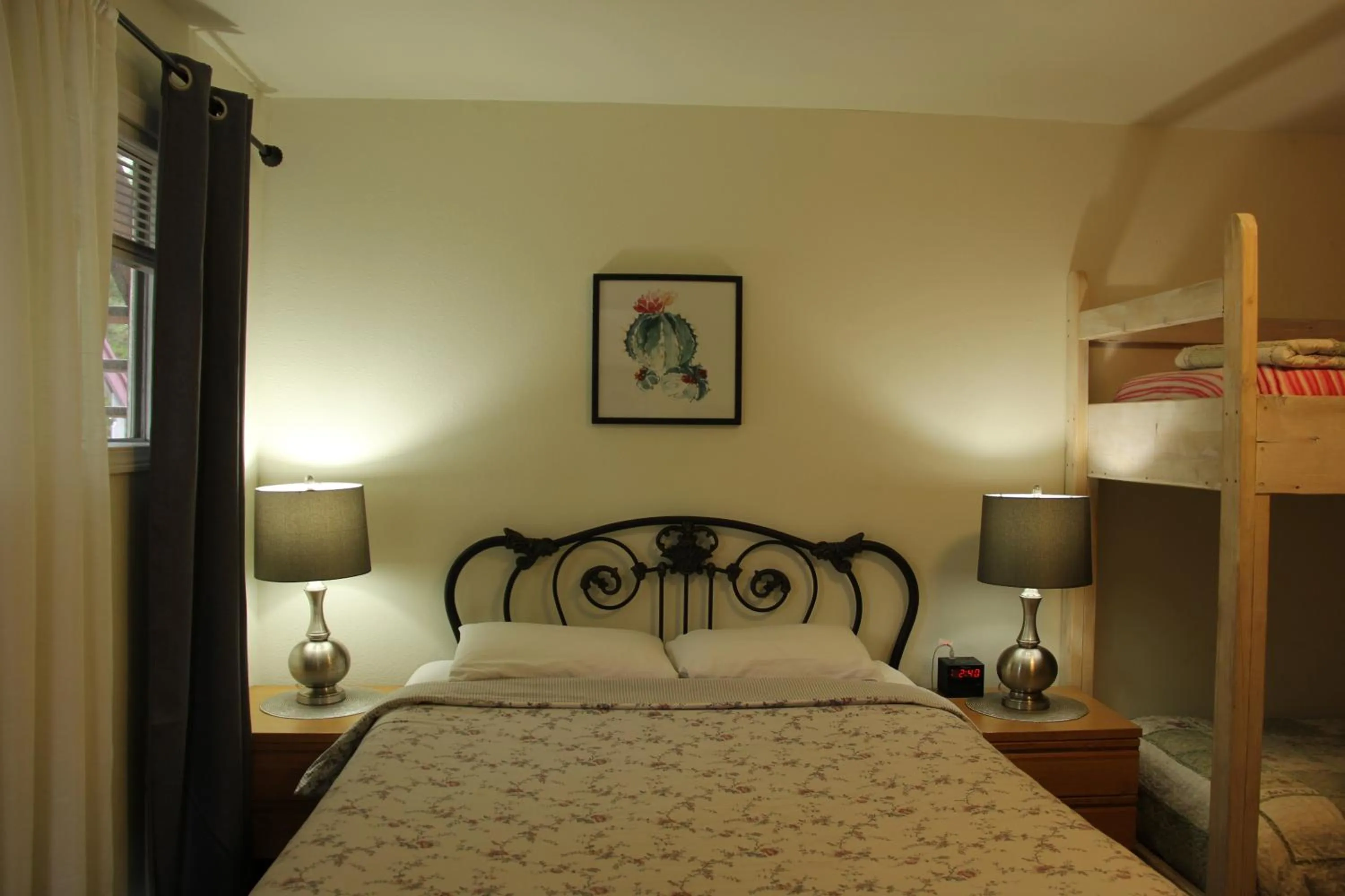 Bed in Mariners Cove Inn