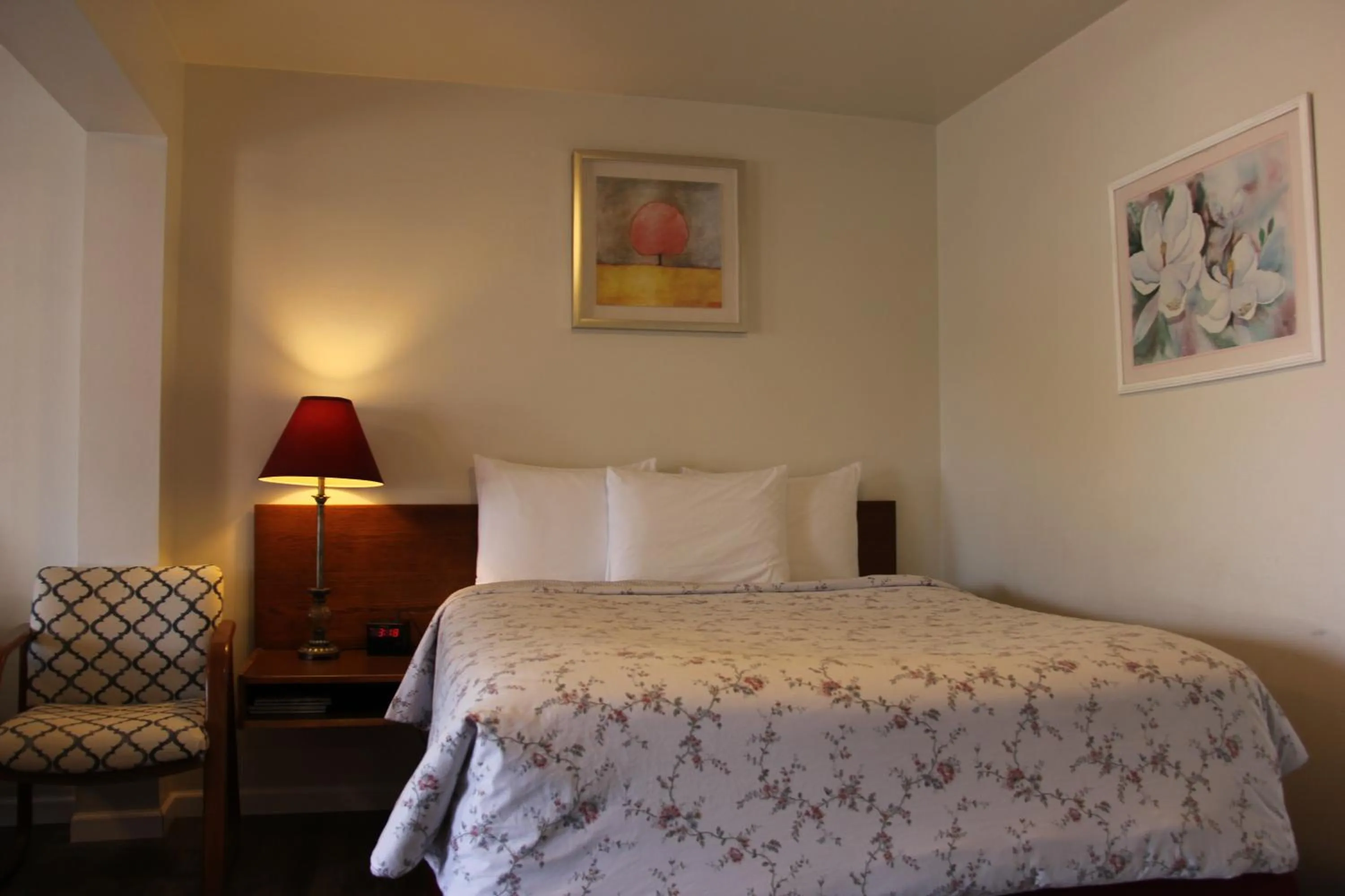 Bed in Mariners Cove Inn