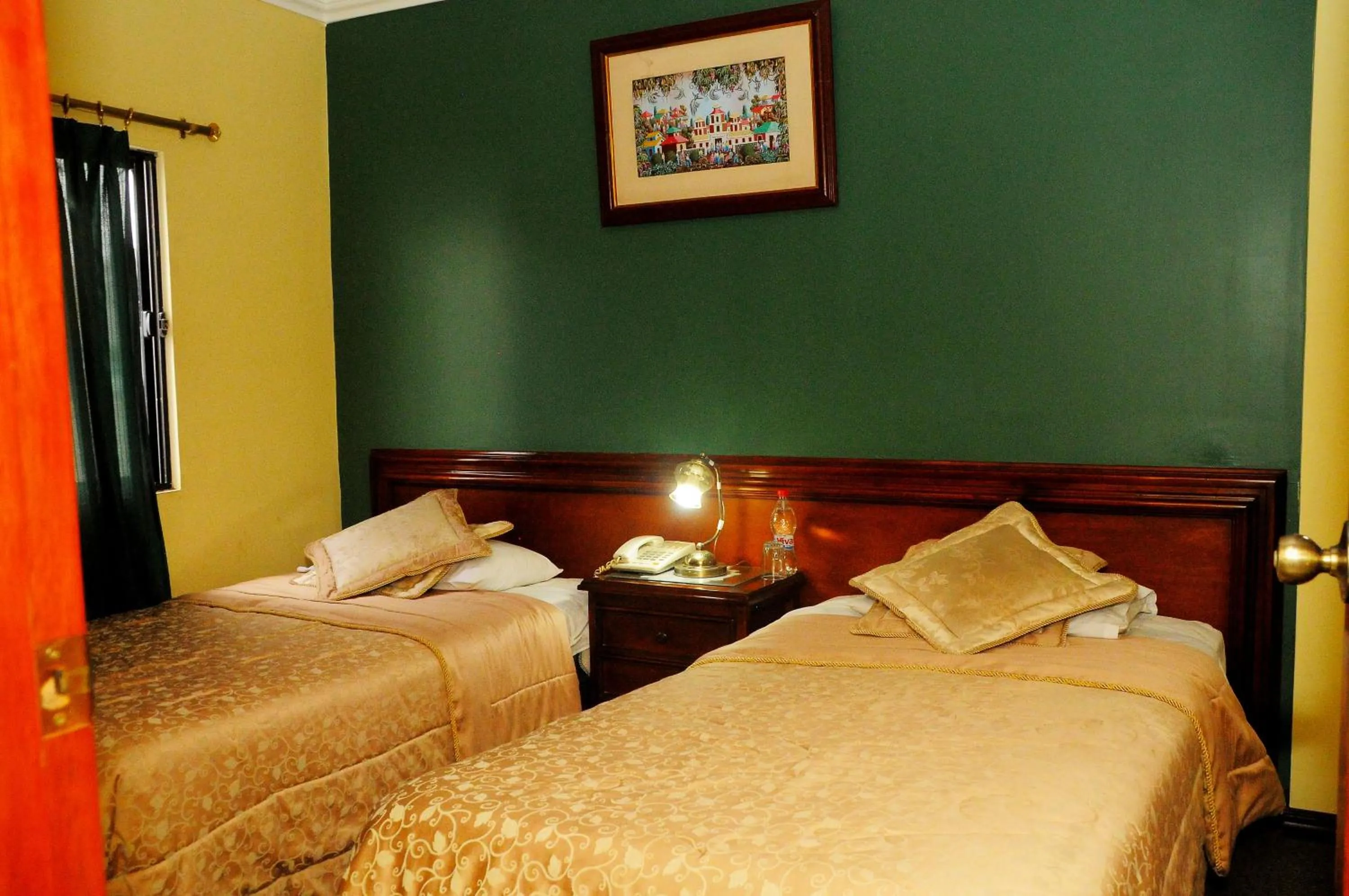 Bed in Colony Inn Hotel