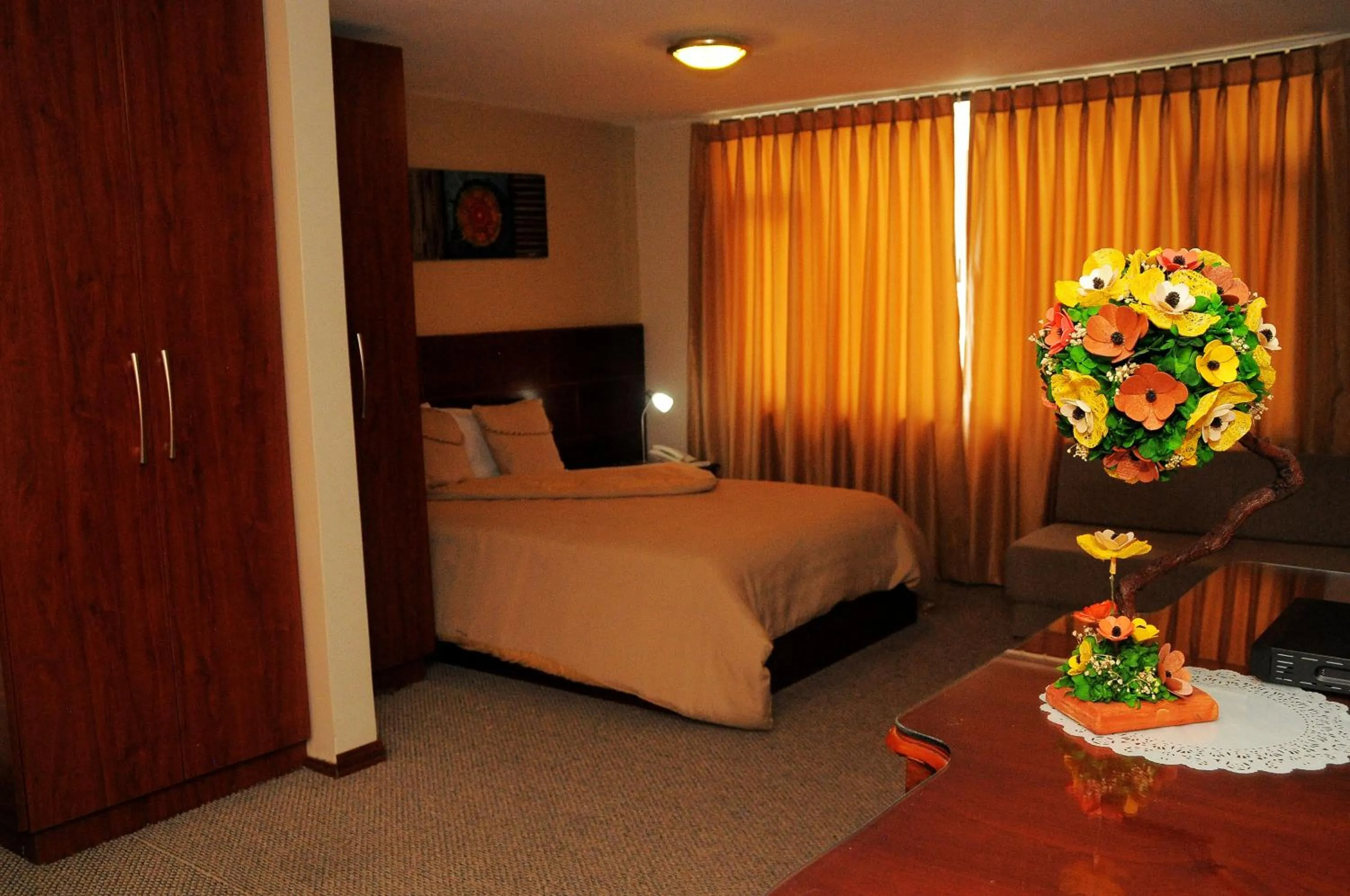 Photo of the whole room, Bed in Colony Inn Hotel