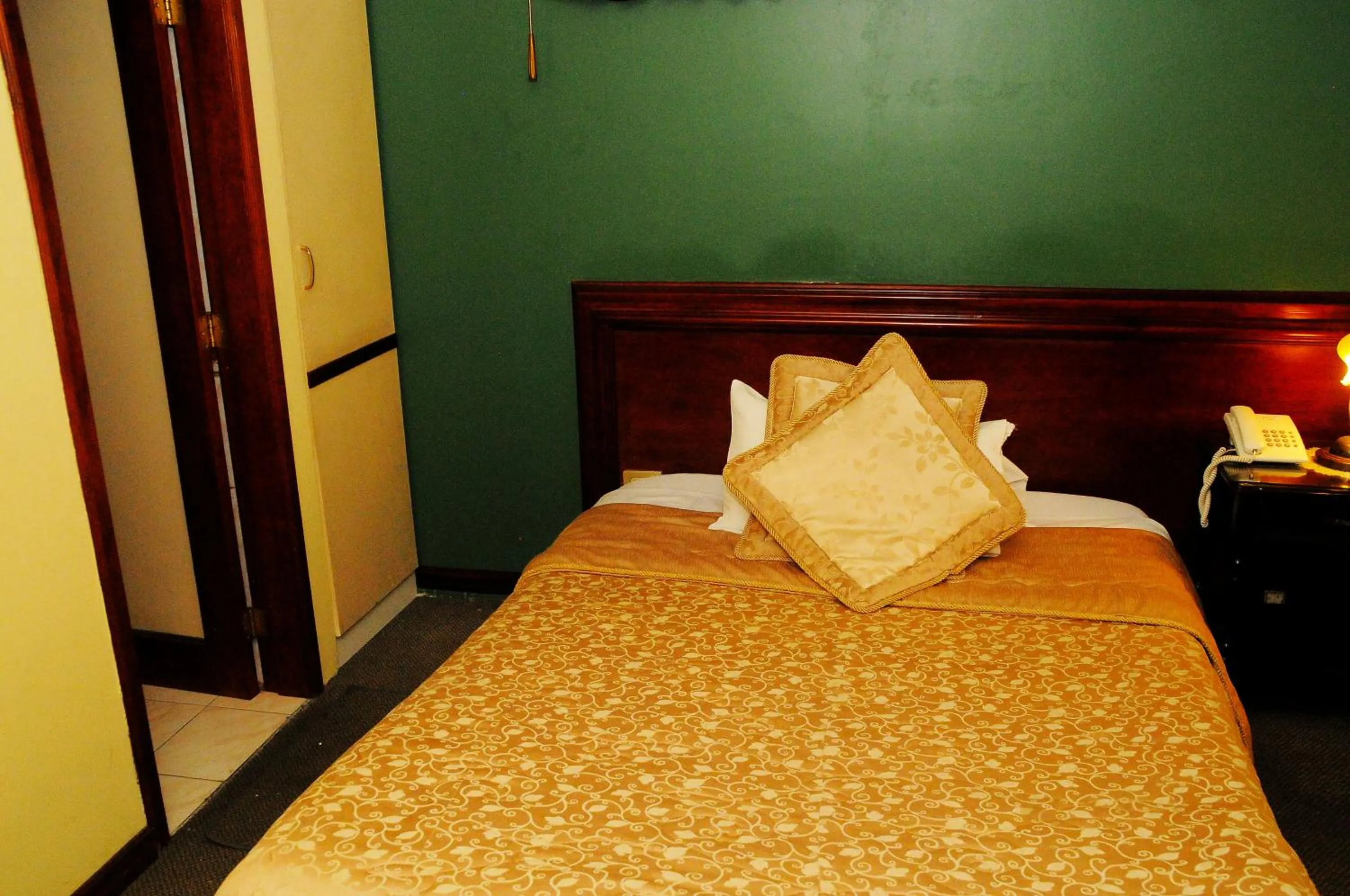 Bed in Colony Inn Hotel