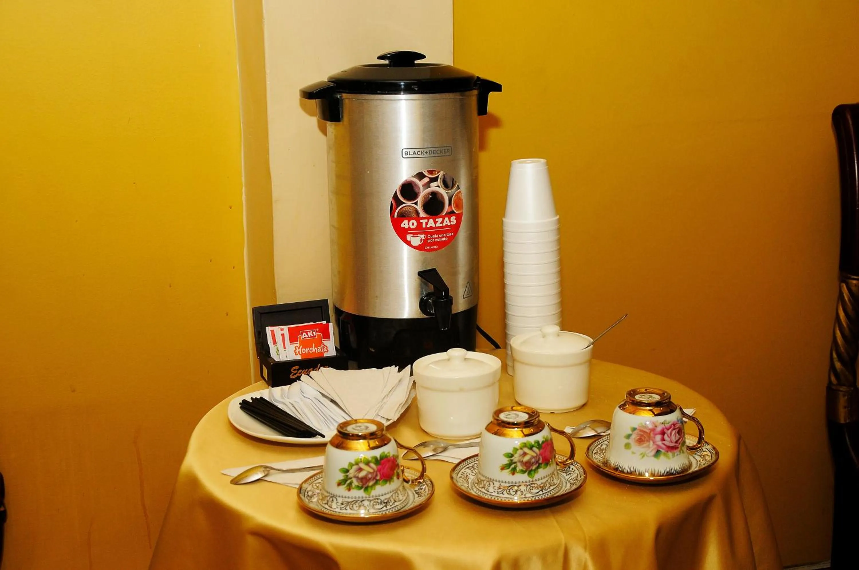 Coffee/tea facilities in Colony Inn Hotel