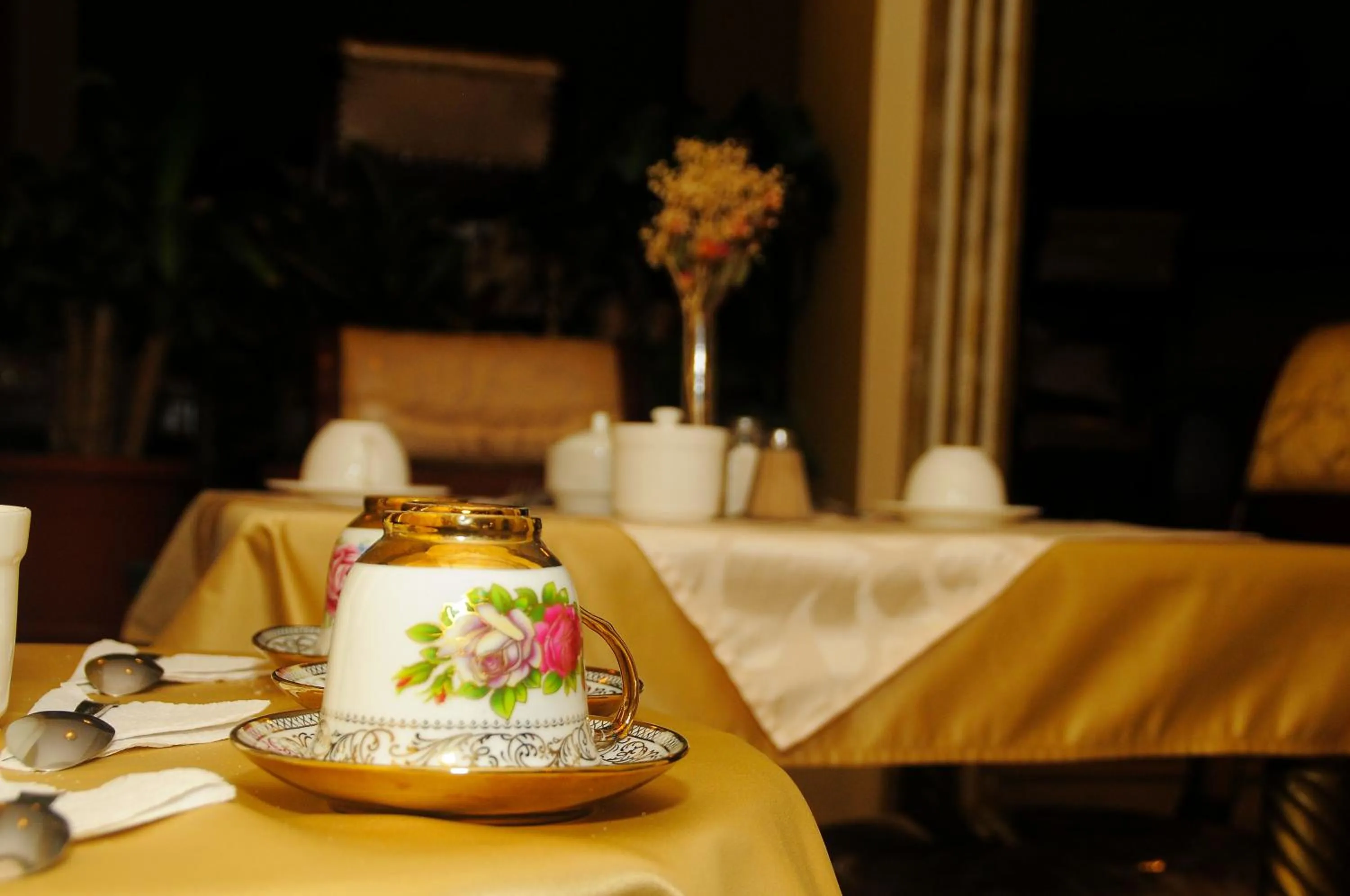 Food and drinks in Colony Inn Hotel