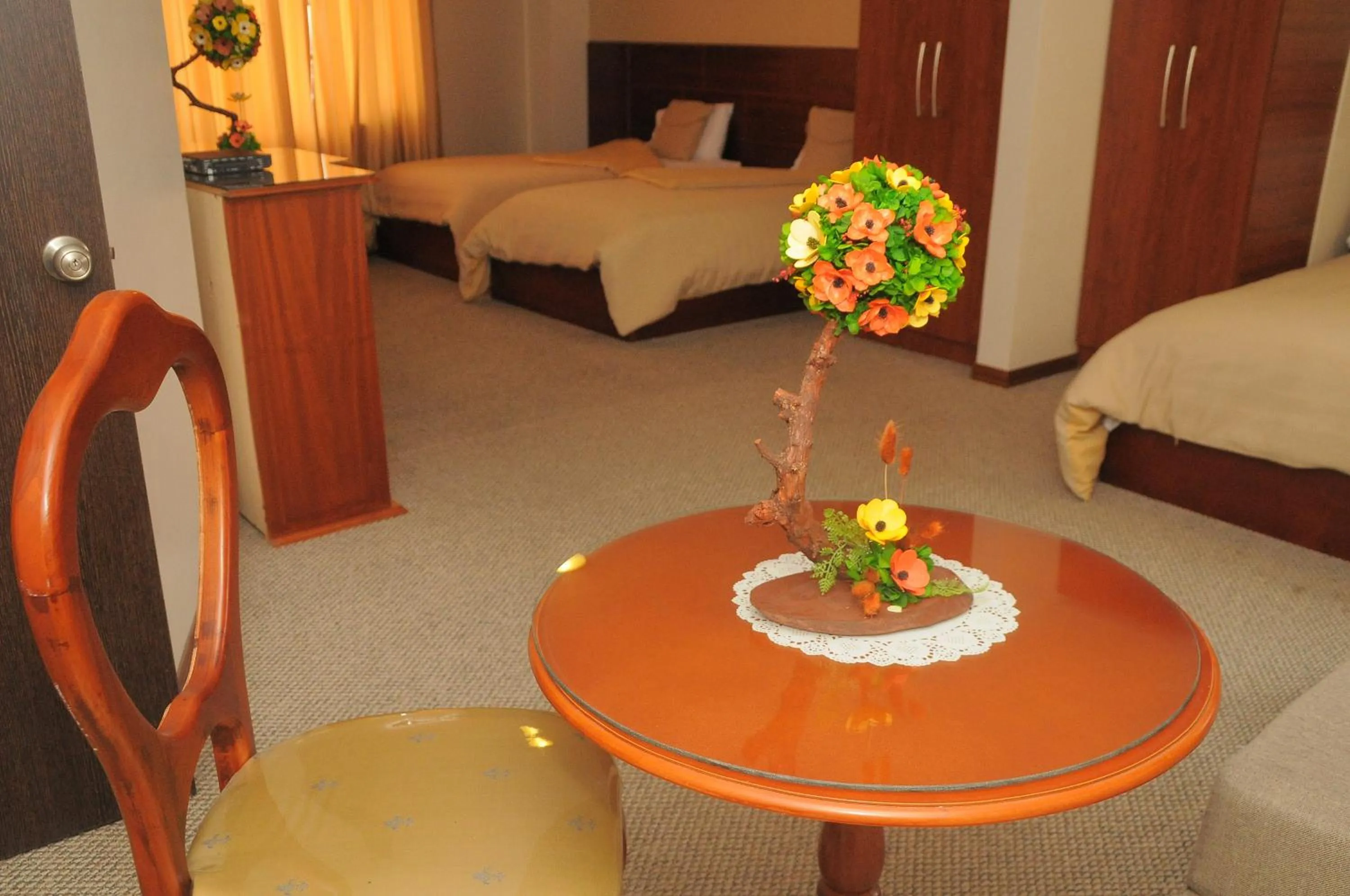 Photo of the whole room, Bed in Colony Inn Hotel