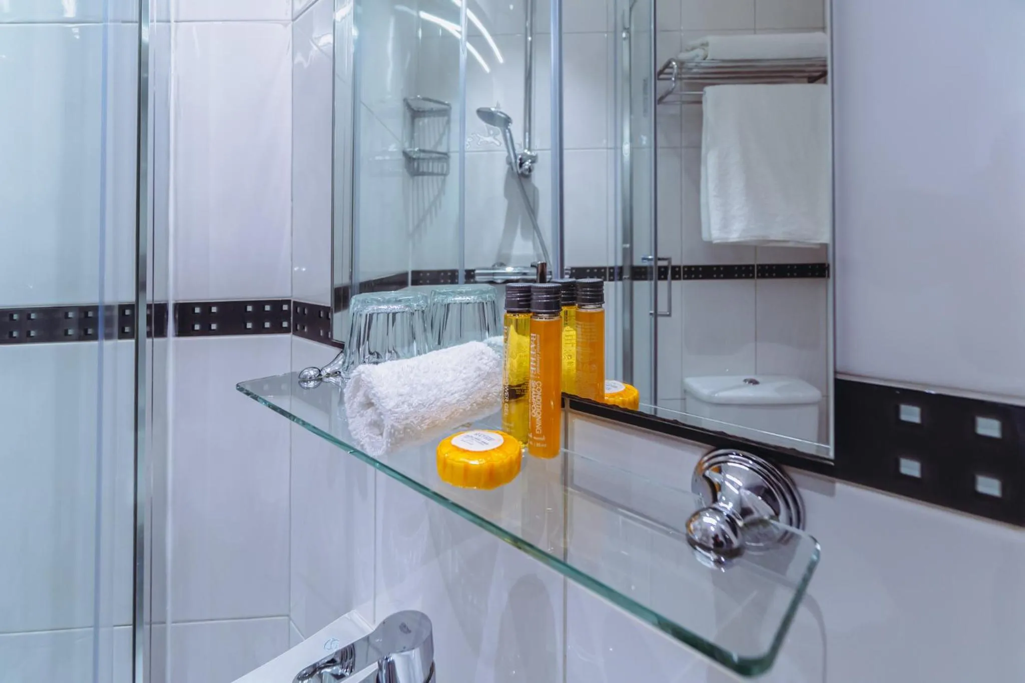 Bathroom in London House Hotel