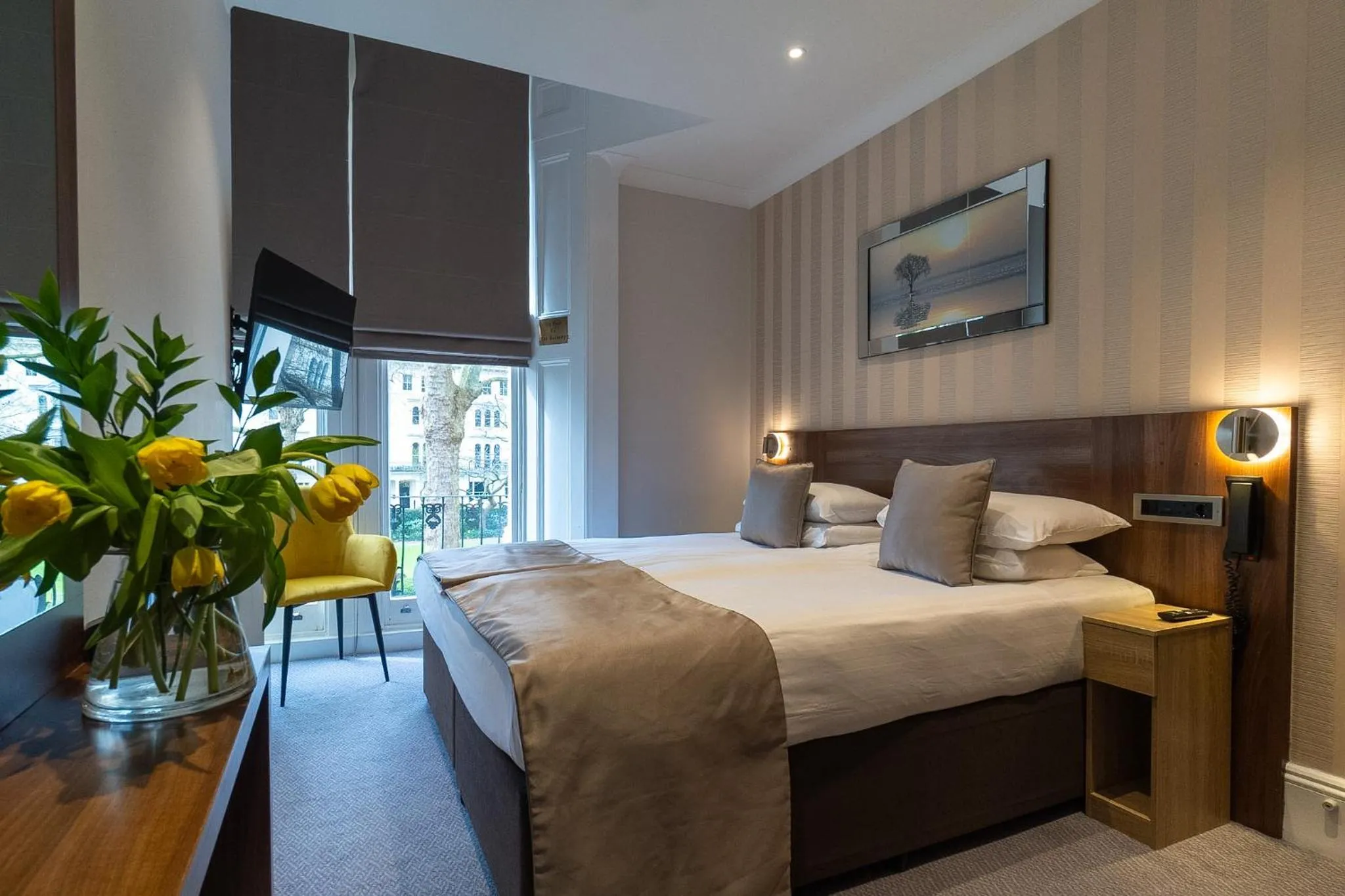 Photo of the whole room, Bed in London House Hotel