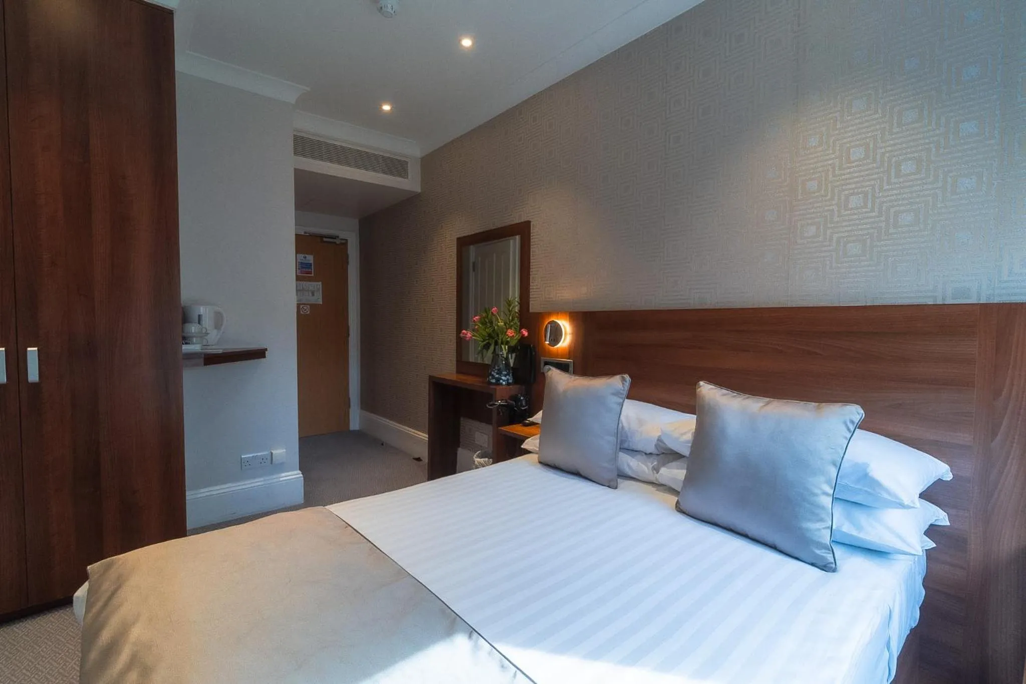 Double Room - Lower Ground Floor in London House Hotel