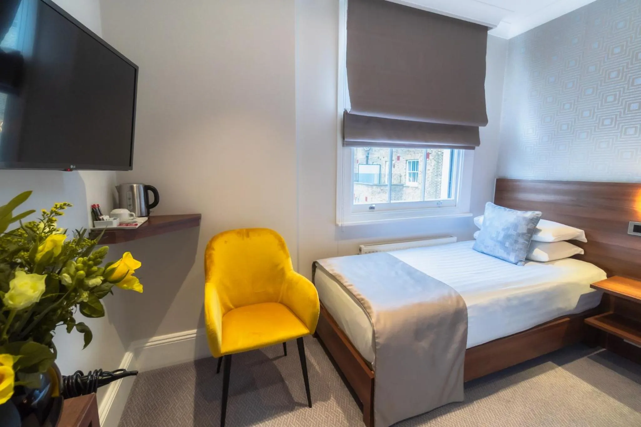 Photo of the whole room, Bed in London House Hotel