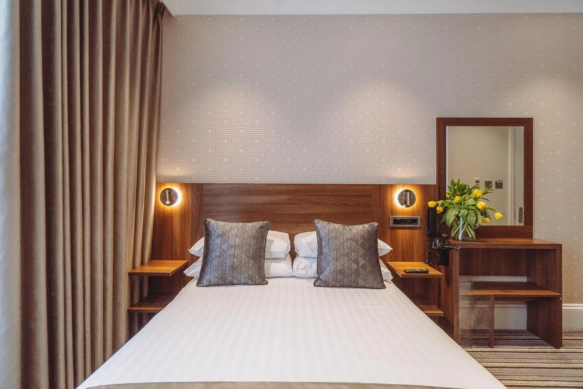 Bedroom, Bed in London House Hotel