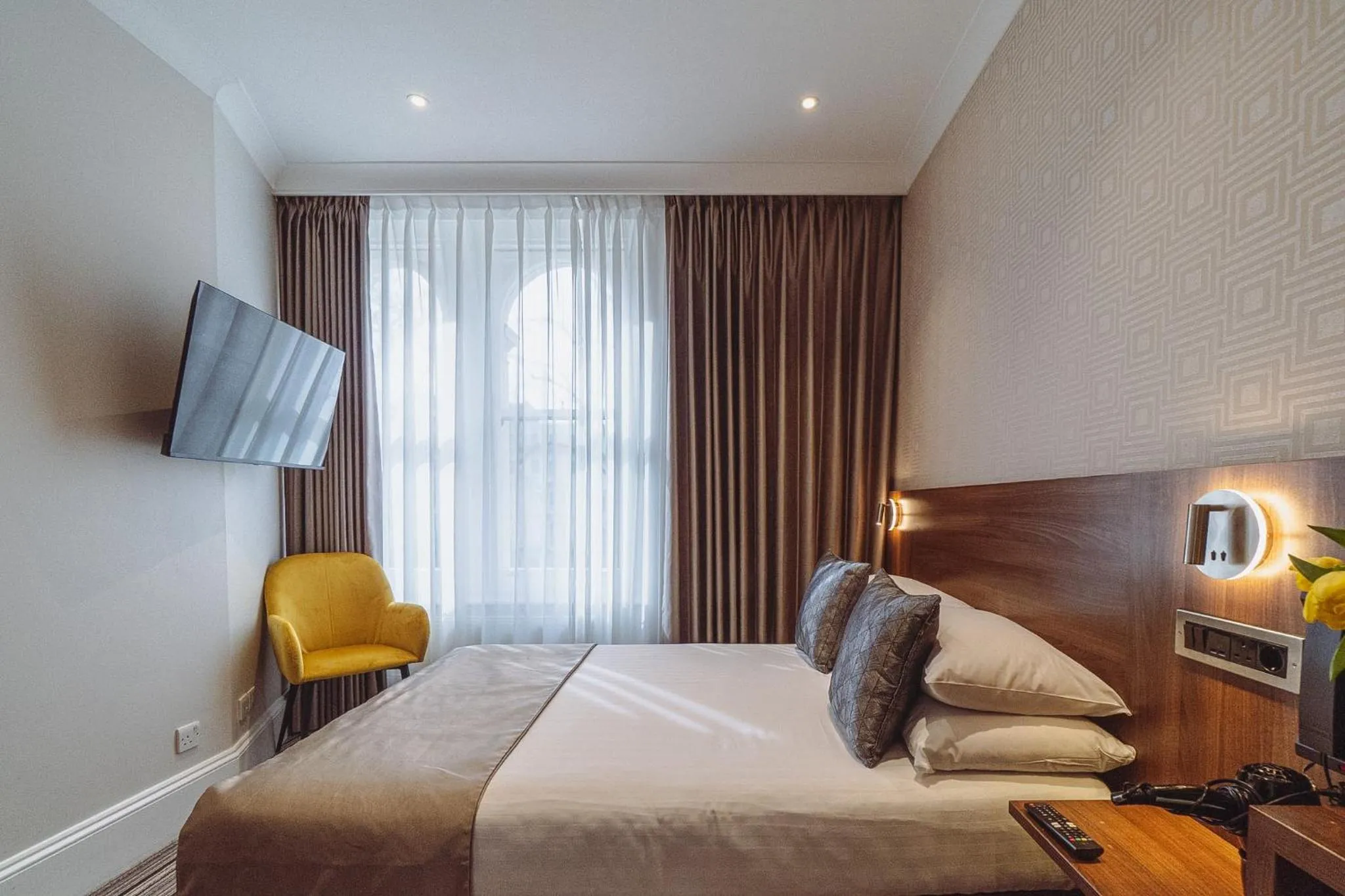 Bedroom, Bed in London House Hotel