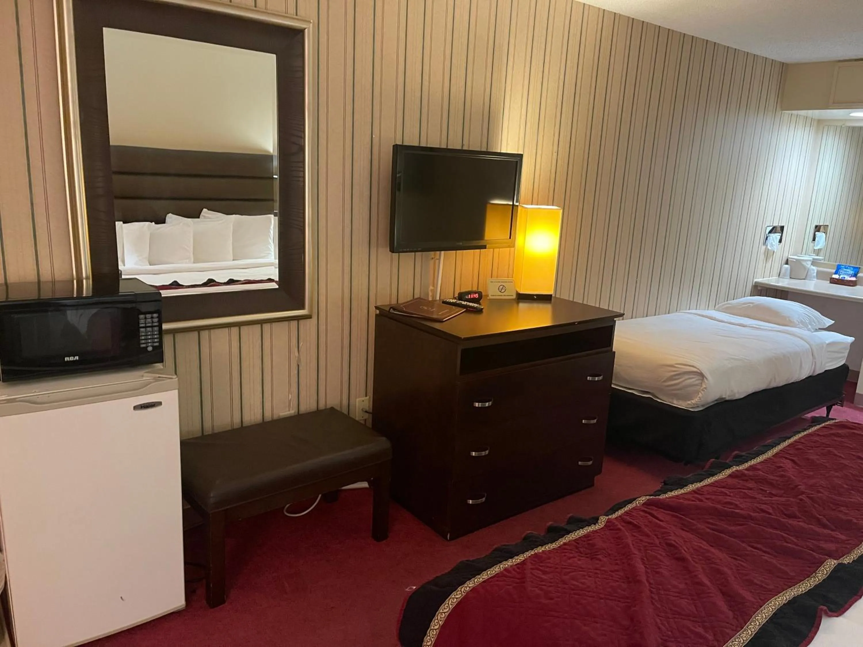 Bed in Dollinger's Motor Inn