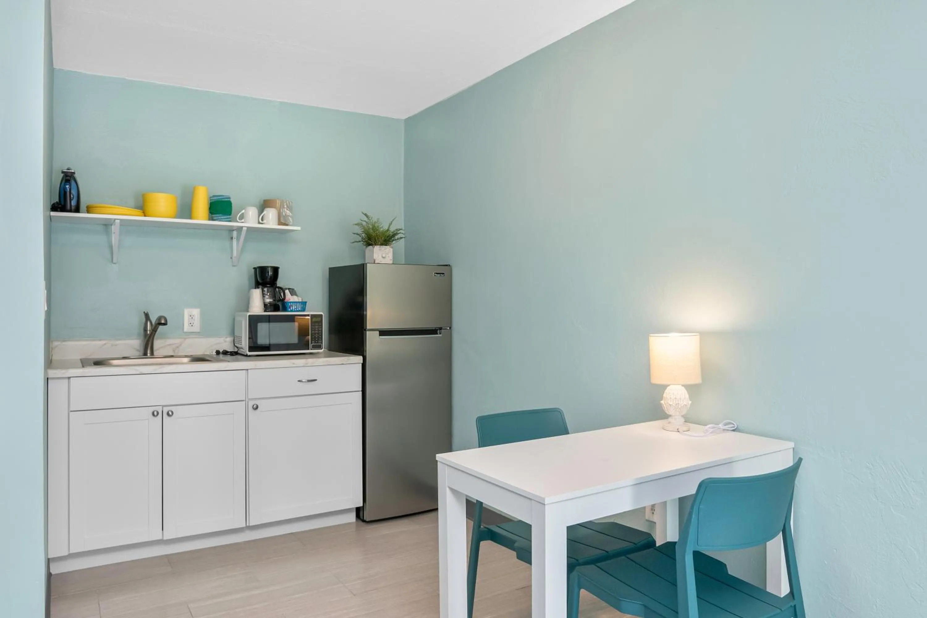 Kitchen or kitchenette in Latitude 26 Waterfront Boutique Resort - Fort Myers Beach