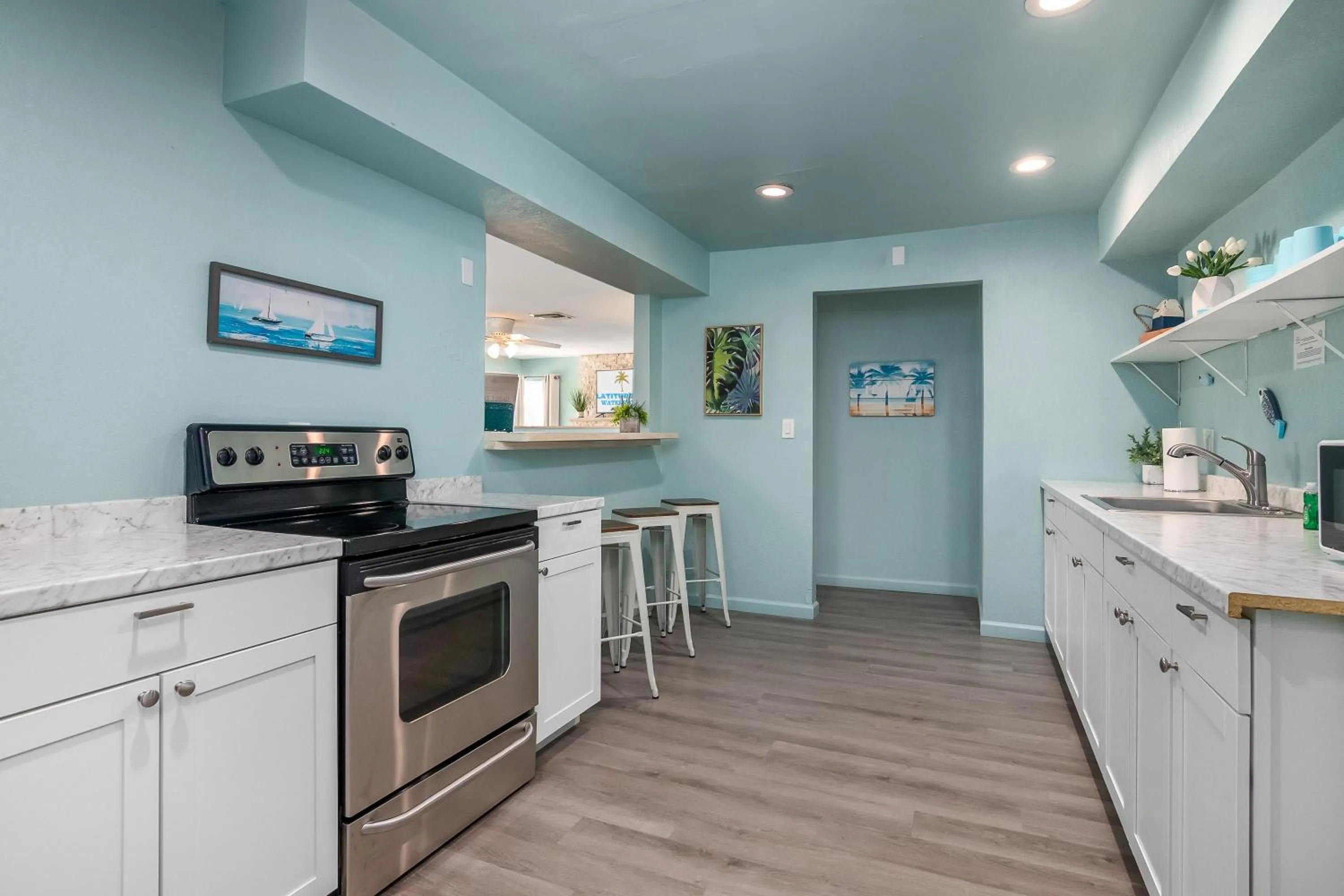 Kitchen or kitchenette in Latitude 26 Waterfront Boutique Resort - Fort Myers Beach