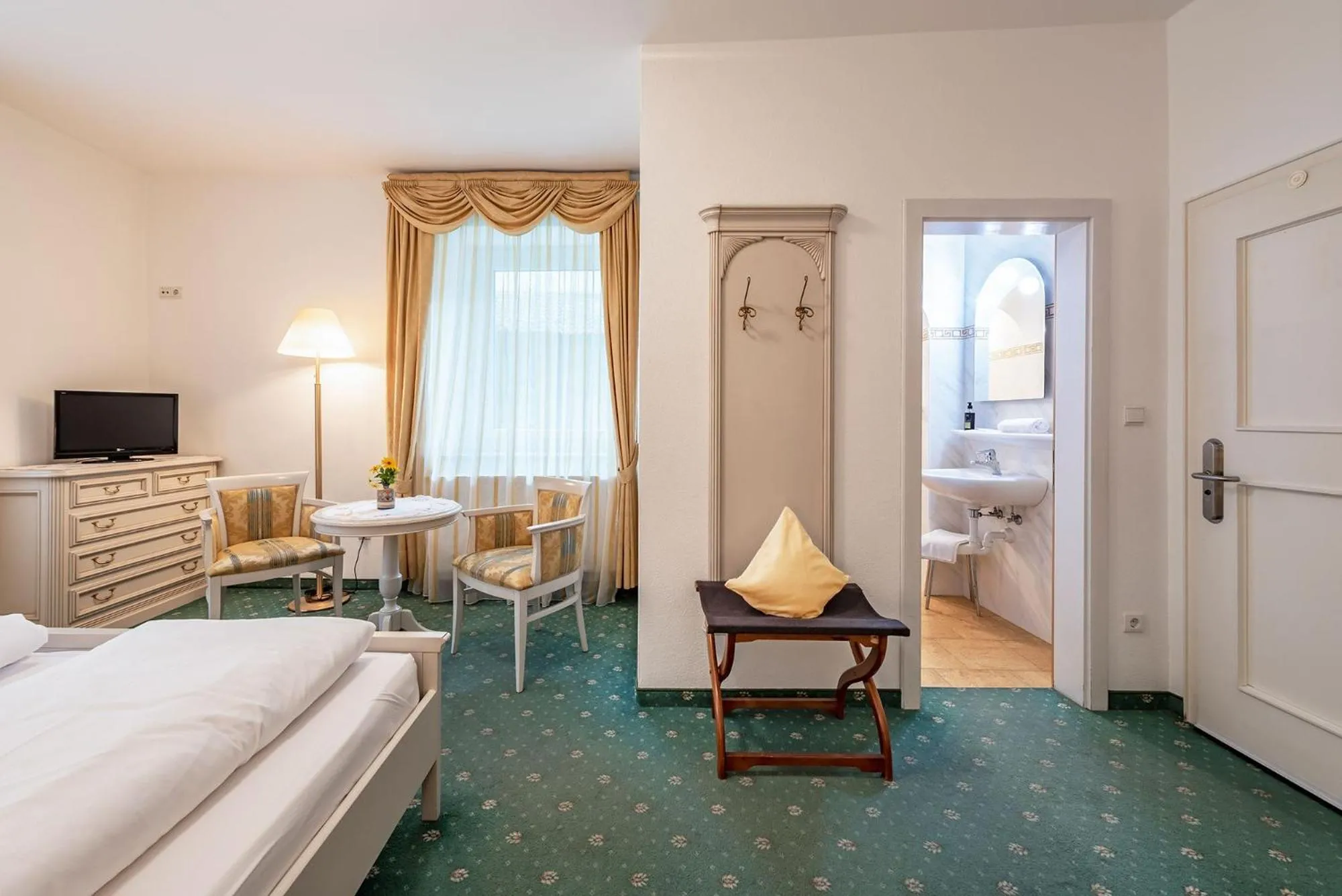 Photo of the whole room, Bed in Hotel Weisse Lilie - B&B