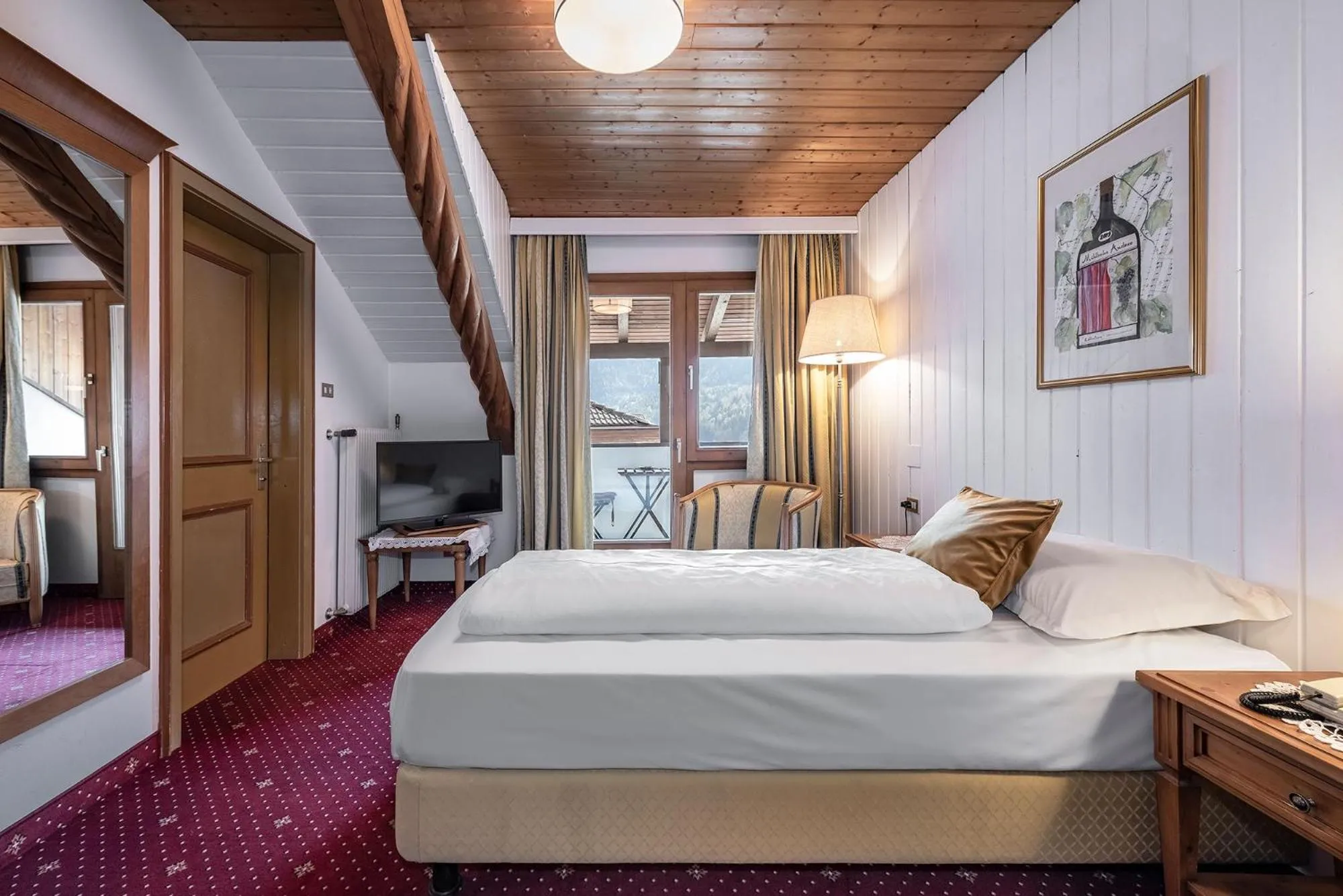 Photo of the whole room, Bed in Hotel Weisse Lilie - B&B