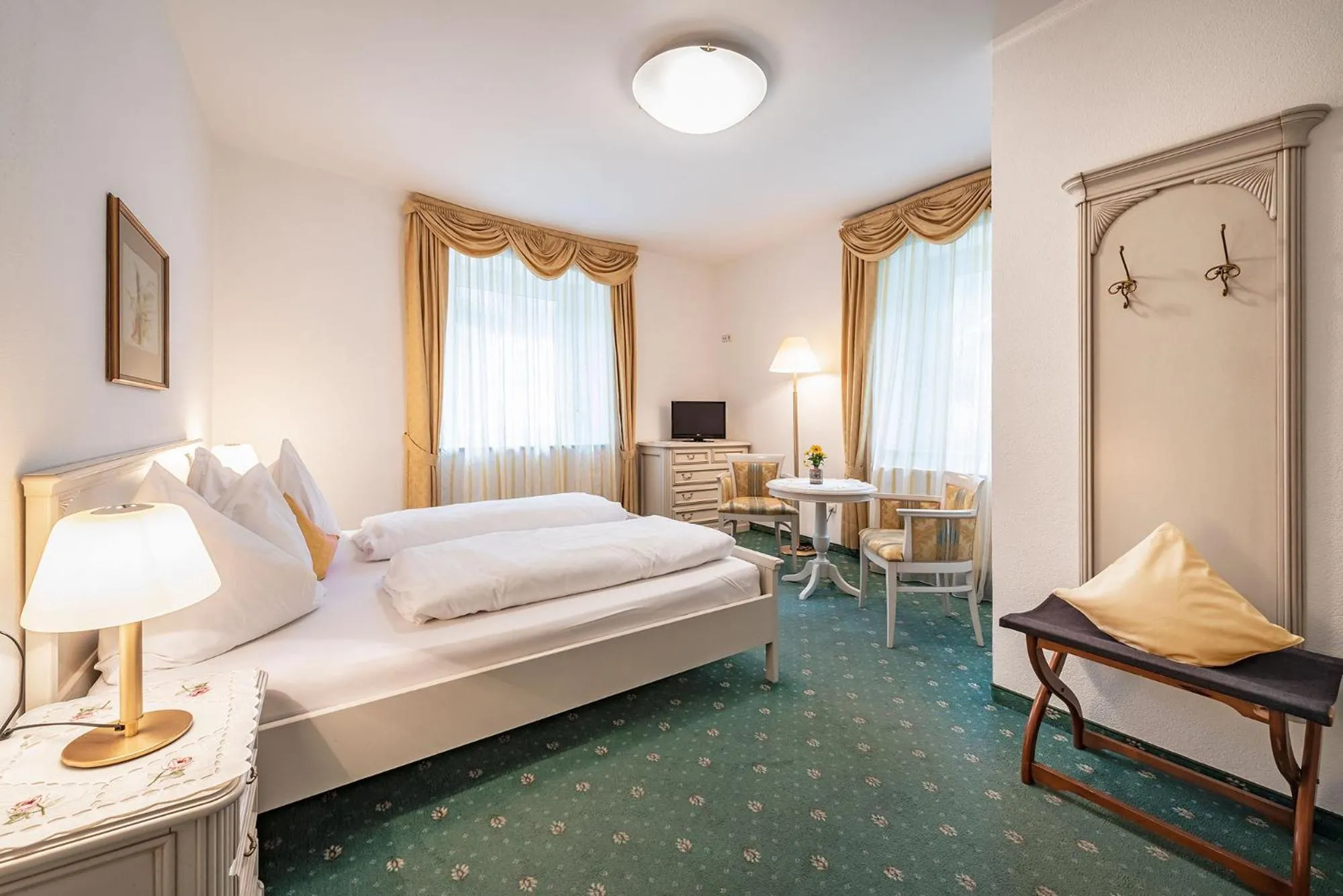 Photo of the whole room, Bed in Hotel Weisse Lilie - B&B