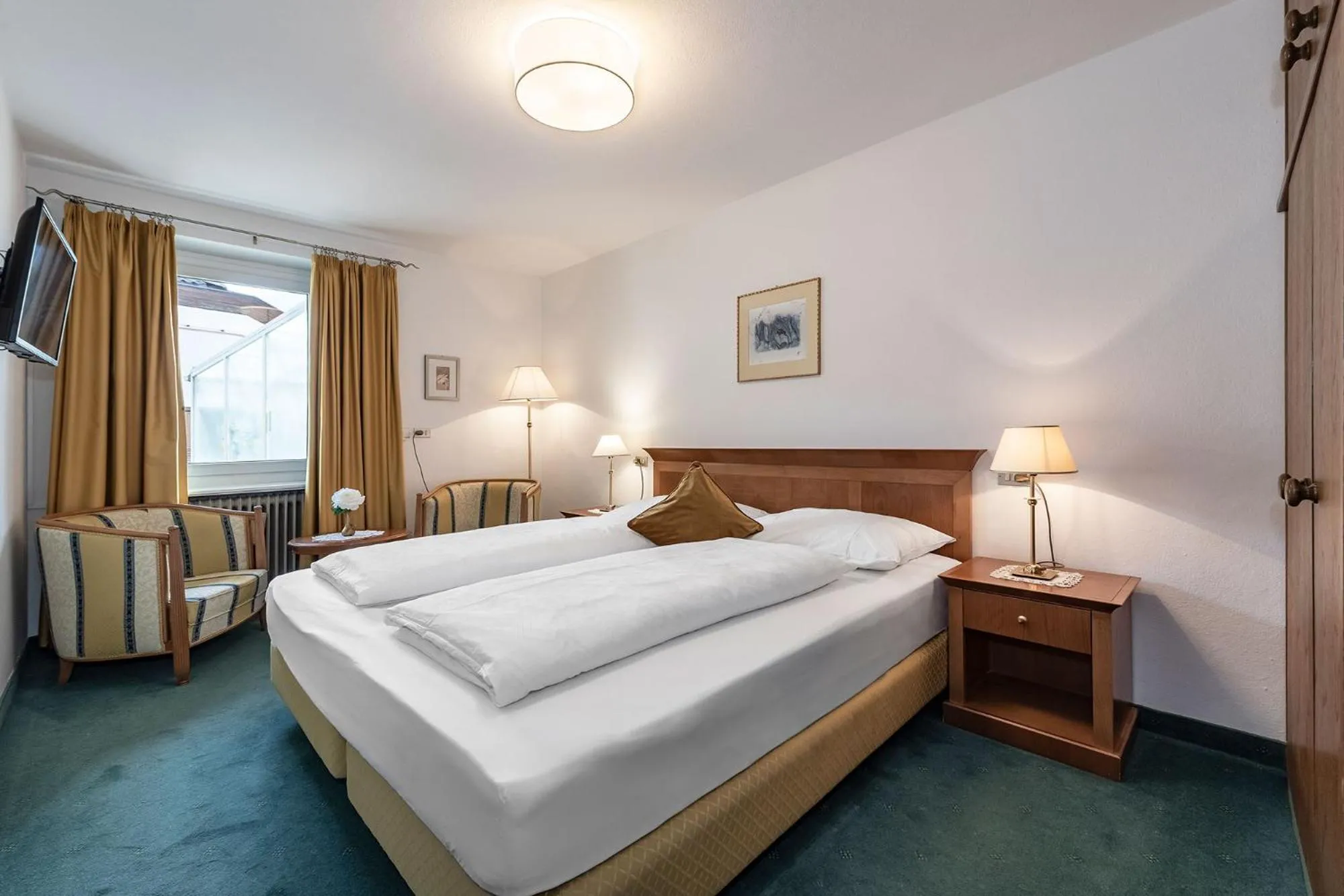 Photo of the whole room, Bed in Hotel Weisse Lilie - B&B