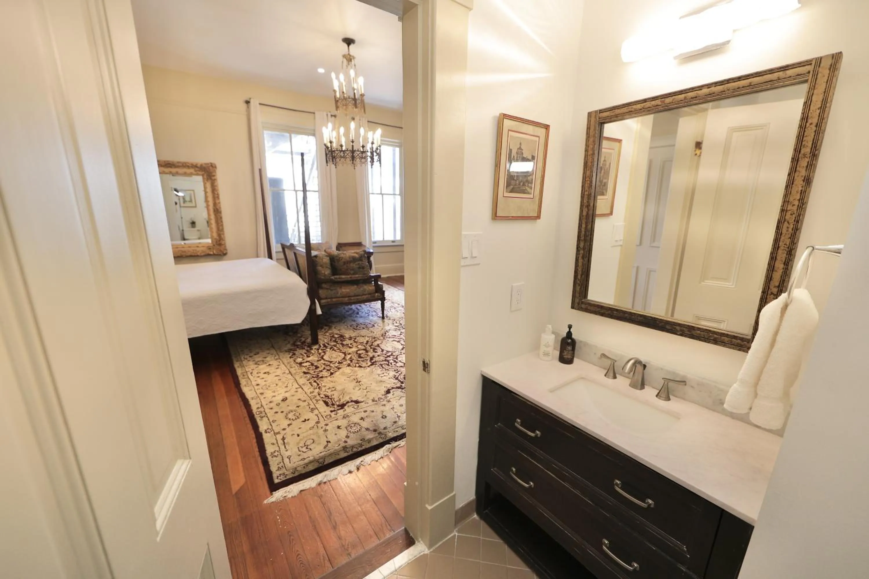 Bathroom, Bed in Foley House Inn