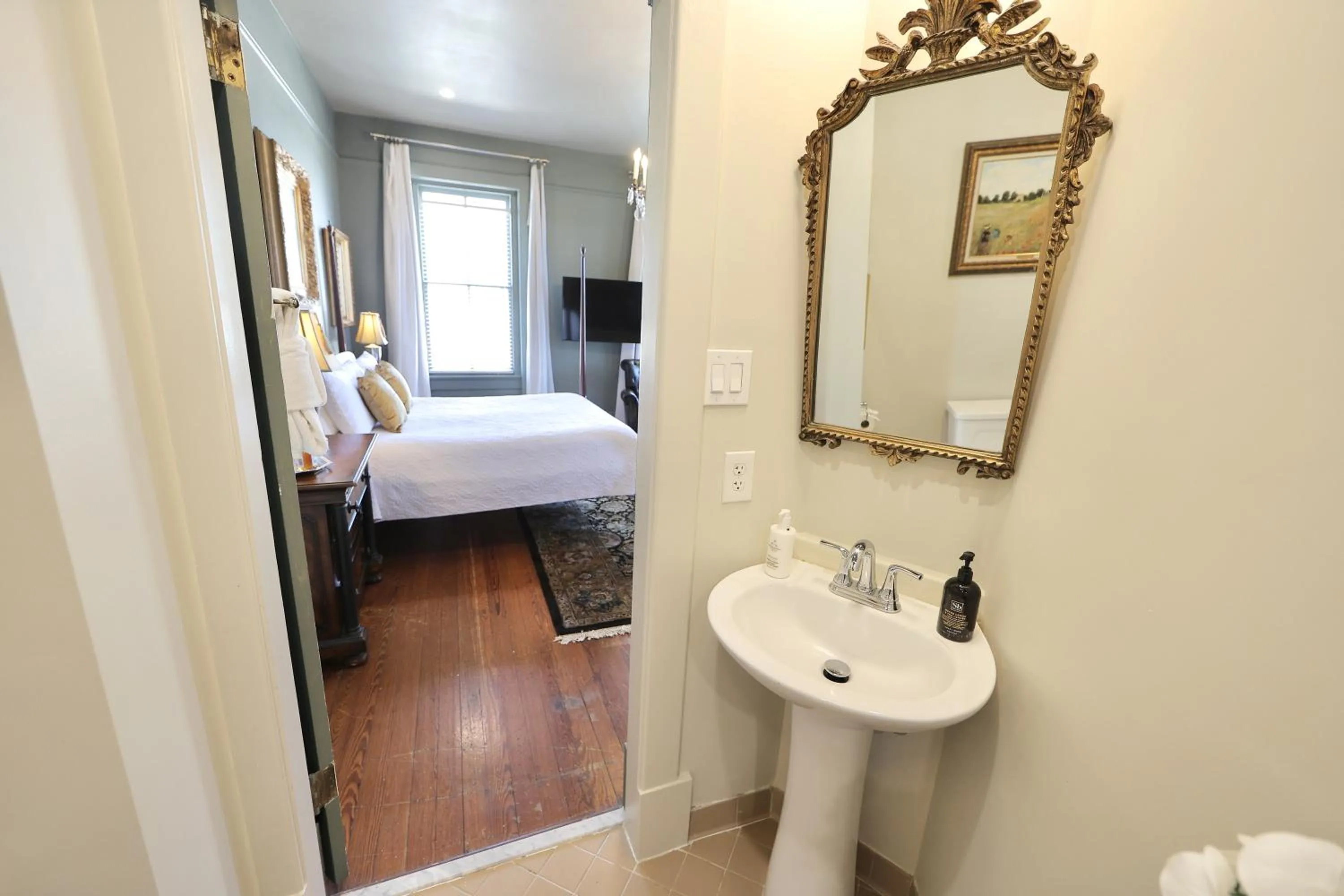 Bathroom, Bed in Foley House Inn